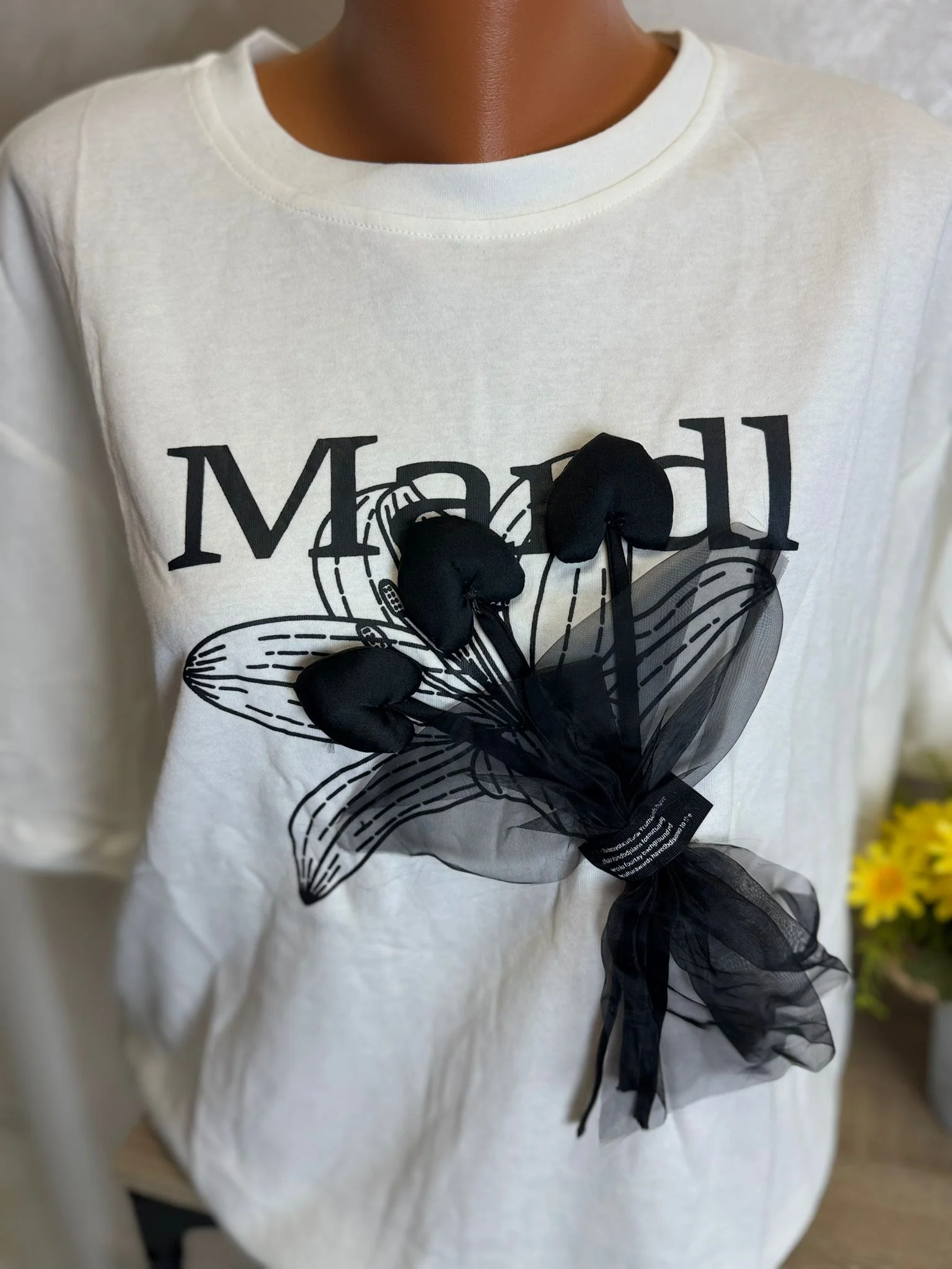 Tricou damă cu aplicație florală 3D și voal – model elegant modern