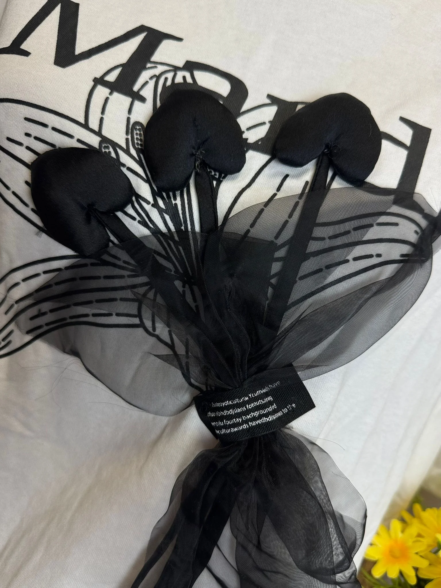 Tricou damă cu aplicație florală 3D și voal – model elegant modern