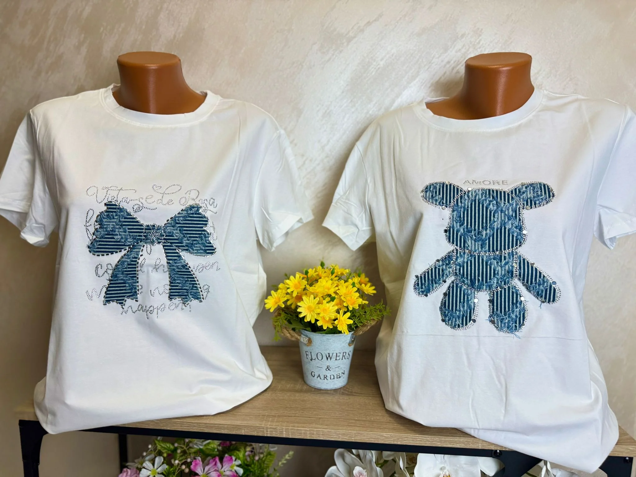 Tricou damă alb cu aplicație denim și strasuri – model casual chic