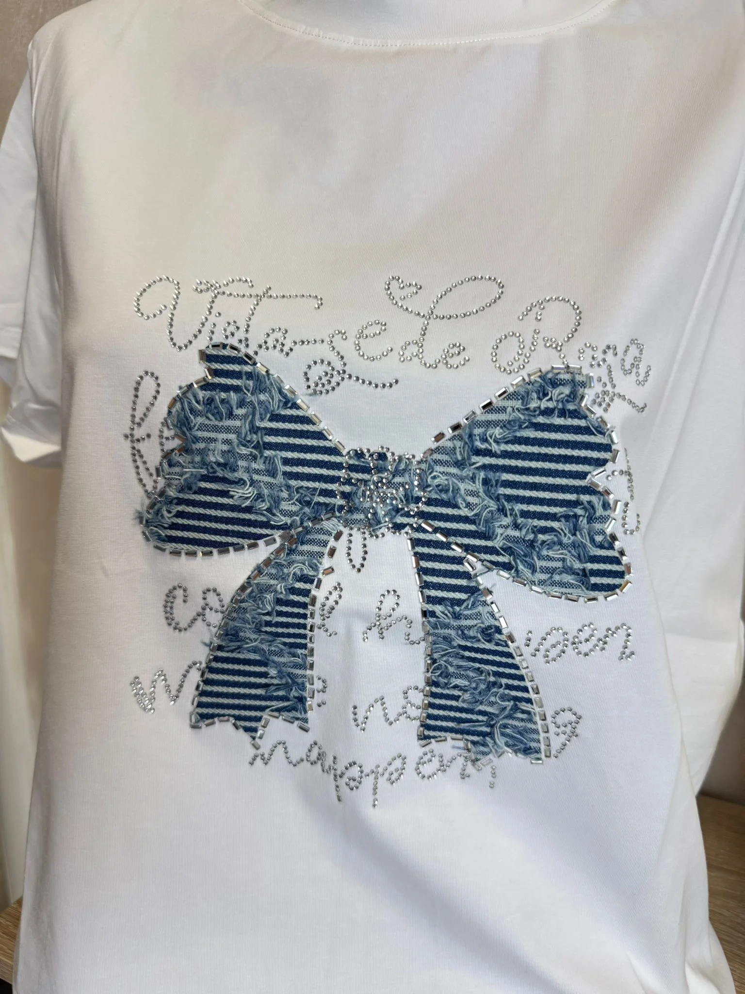 Tricou damă alb cu aplicație denim și strasuri – model casual chic