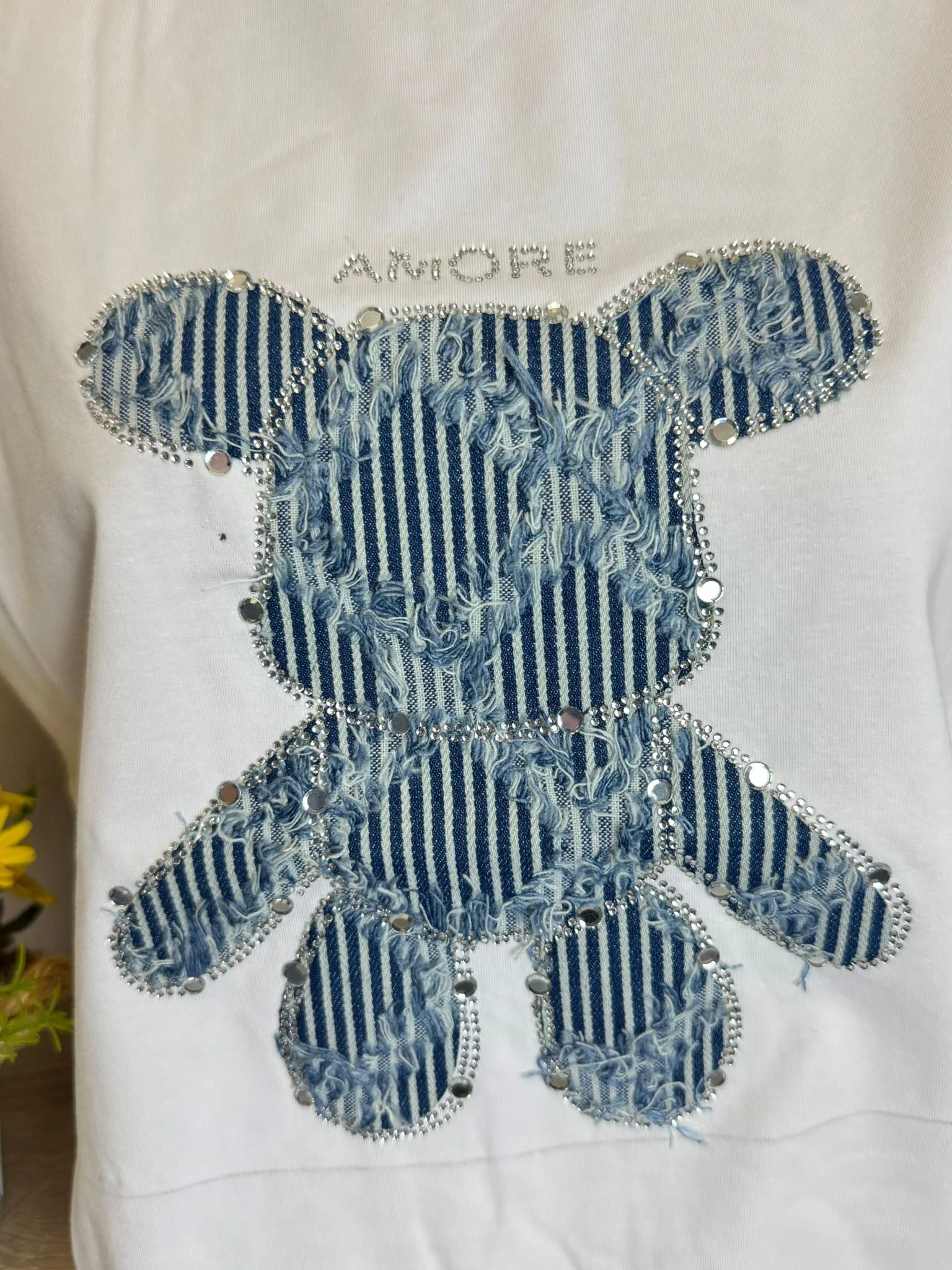 Tricou damă alb cu aplicație denim și strasuri – model casual chic