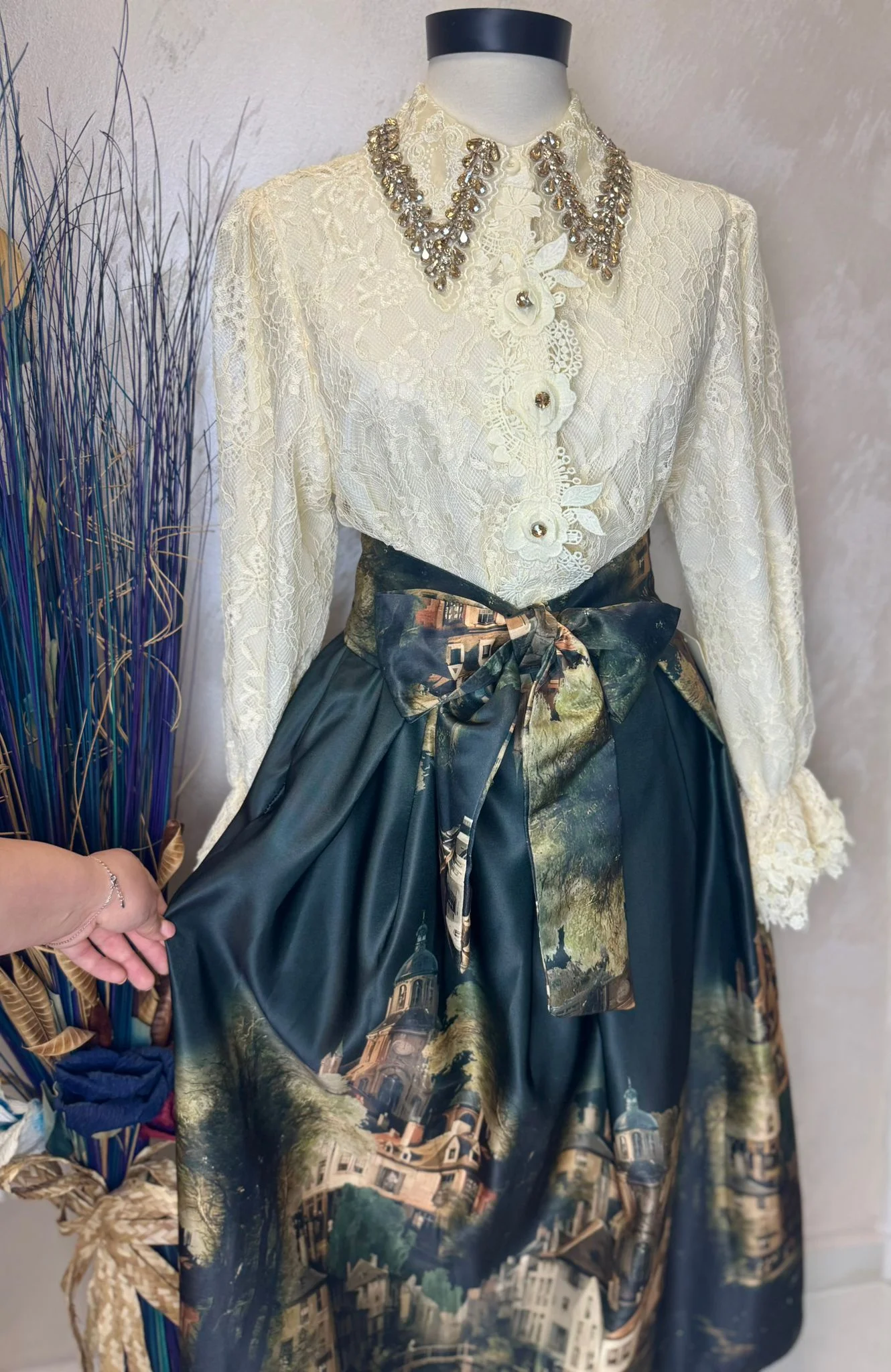 Fustă midi din tafta cu imprimeu artistic și talie accentuată