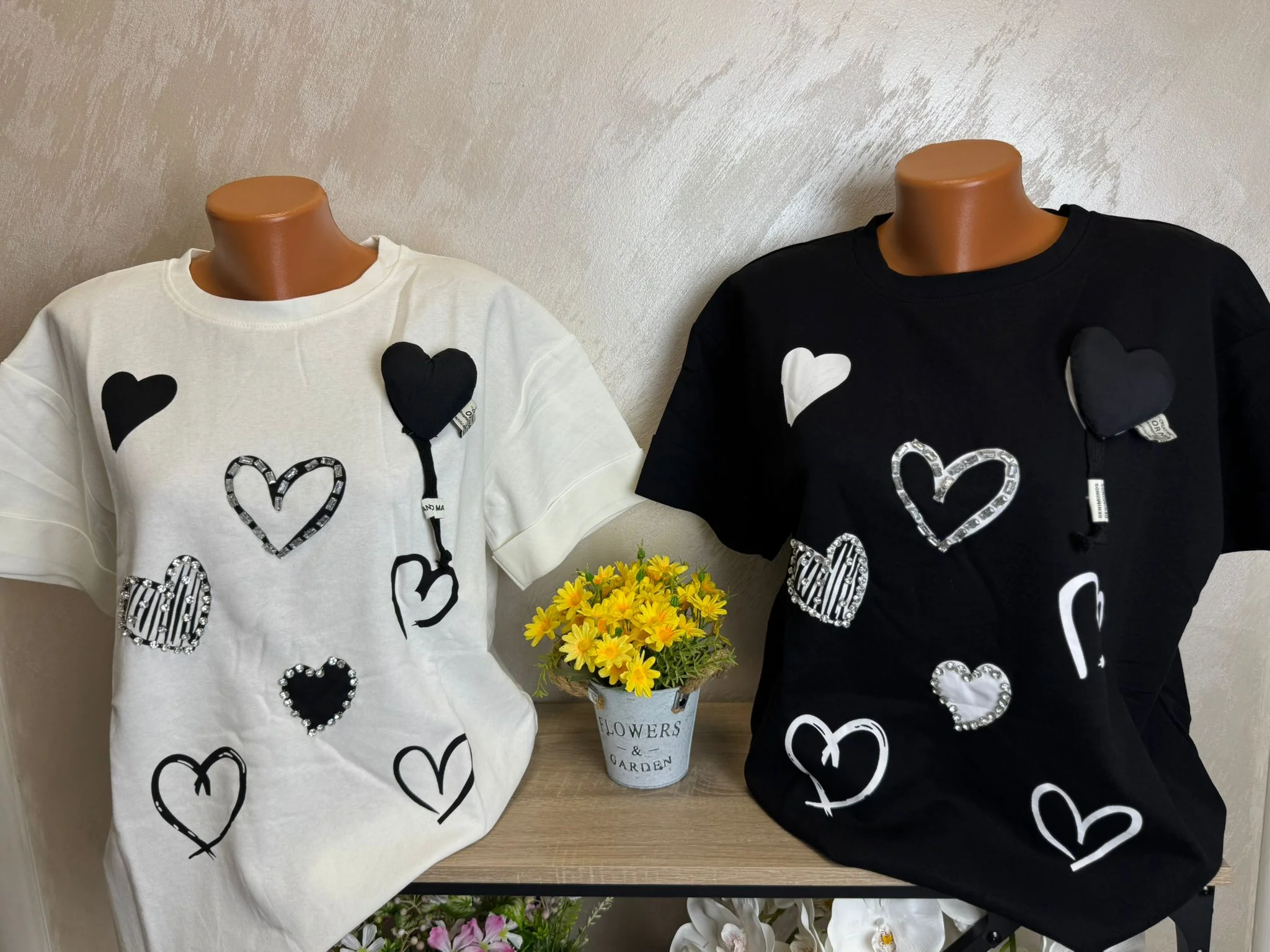 Tricou damă cu inimioare și aplicație 3D – model modern casual chic