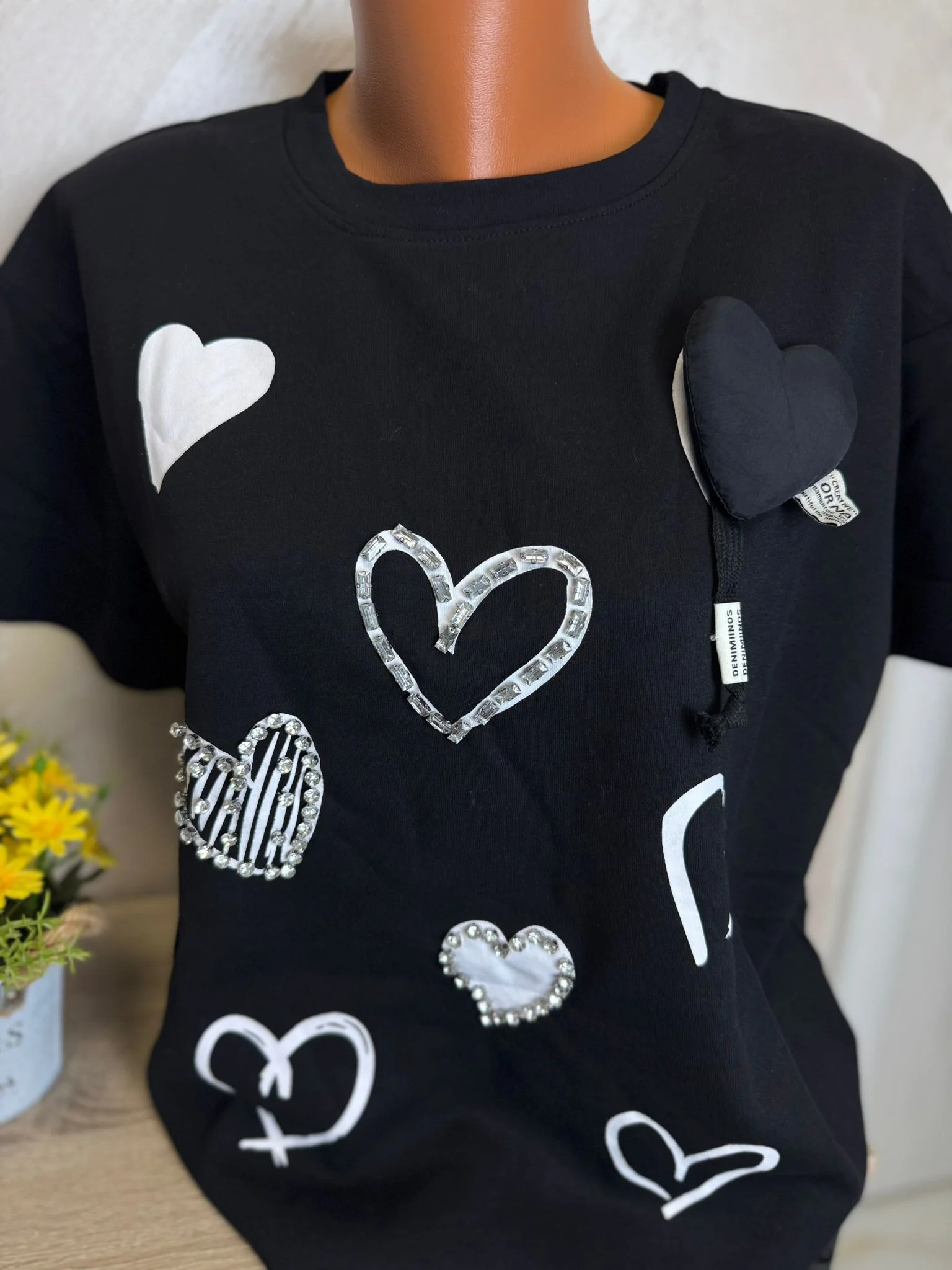 Tricou damă cu inimioare și aplicație 3D – model modern casual chic