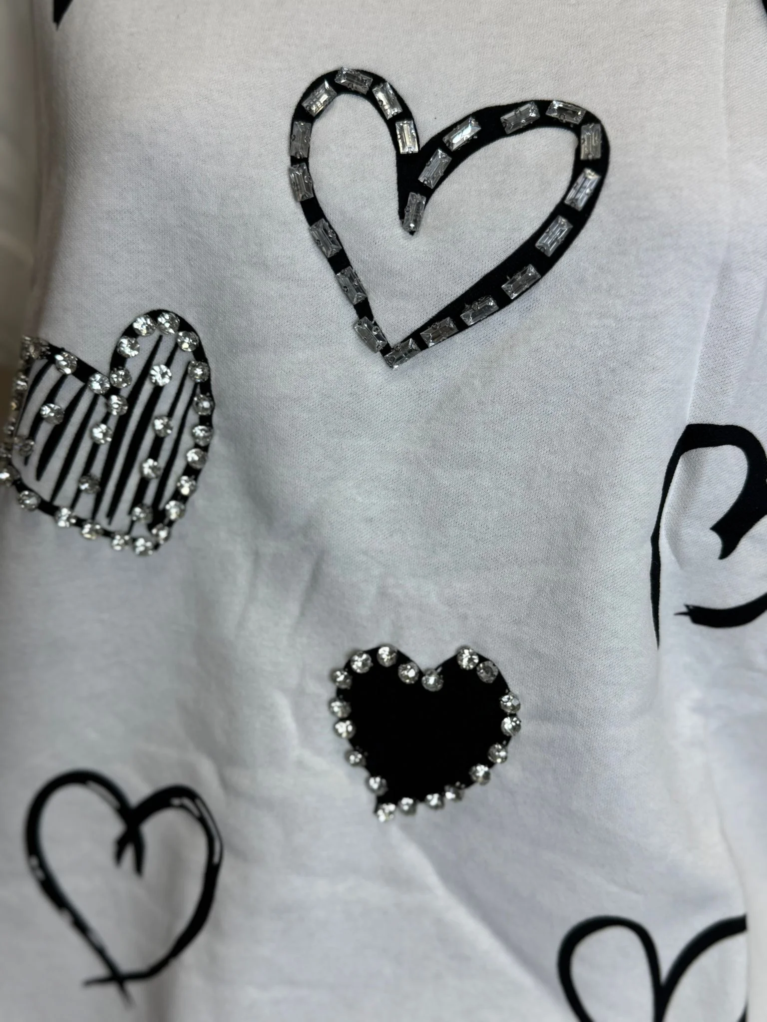 Tricou damă cu inimioare și aplicație 3D – model modern casual chic