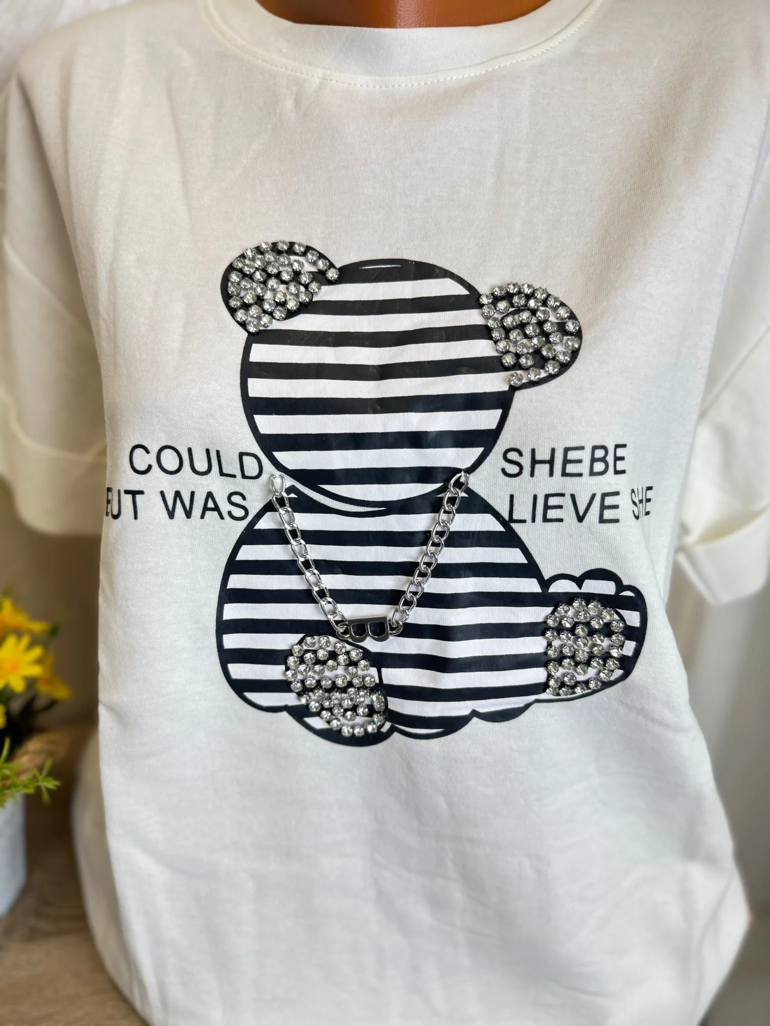 Tricou damă alb cu ursuleț, strasuri și lanț decorativ – model premium modern