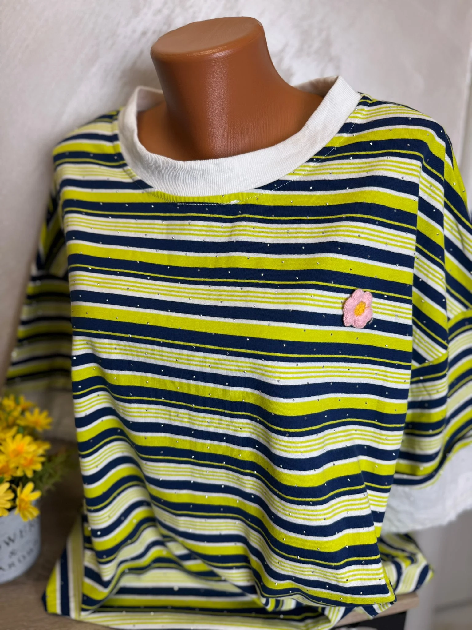 Tricou damă în dungi cu detalii strălucitoare și aplicație florală – model casual fresh