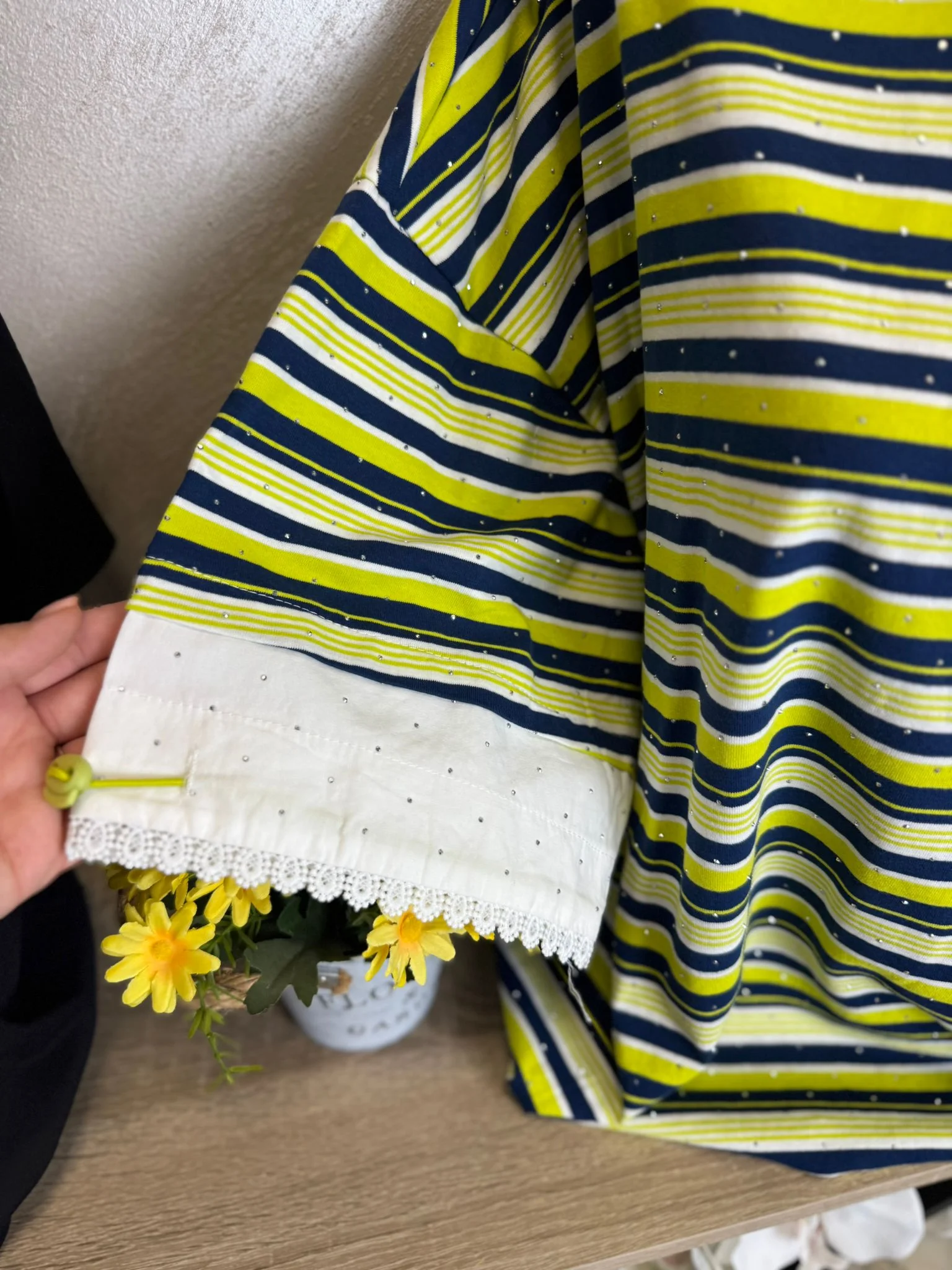 Tricou damă în dungi cu detalii strălucitoare și aplicație florală – model casual fresh