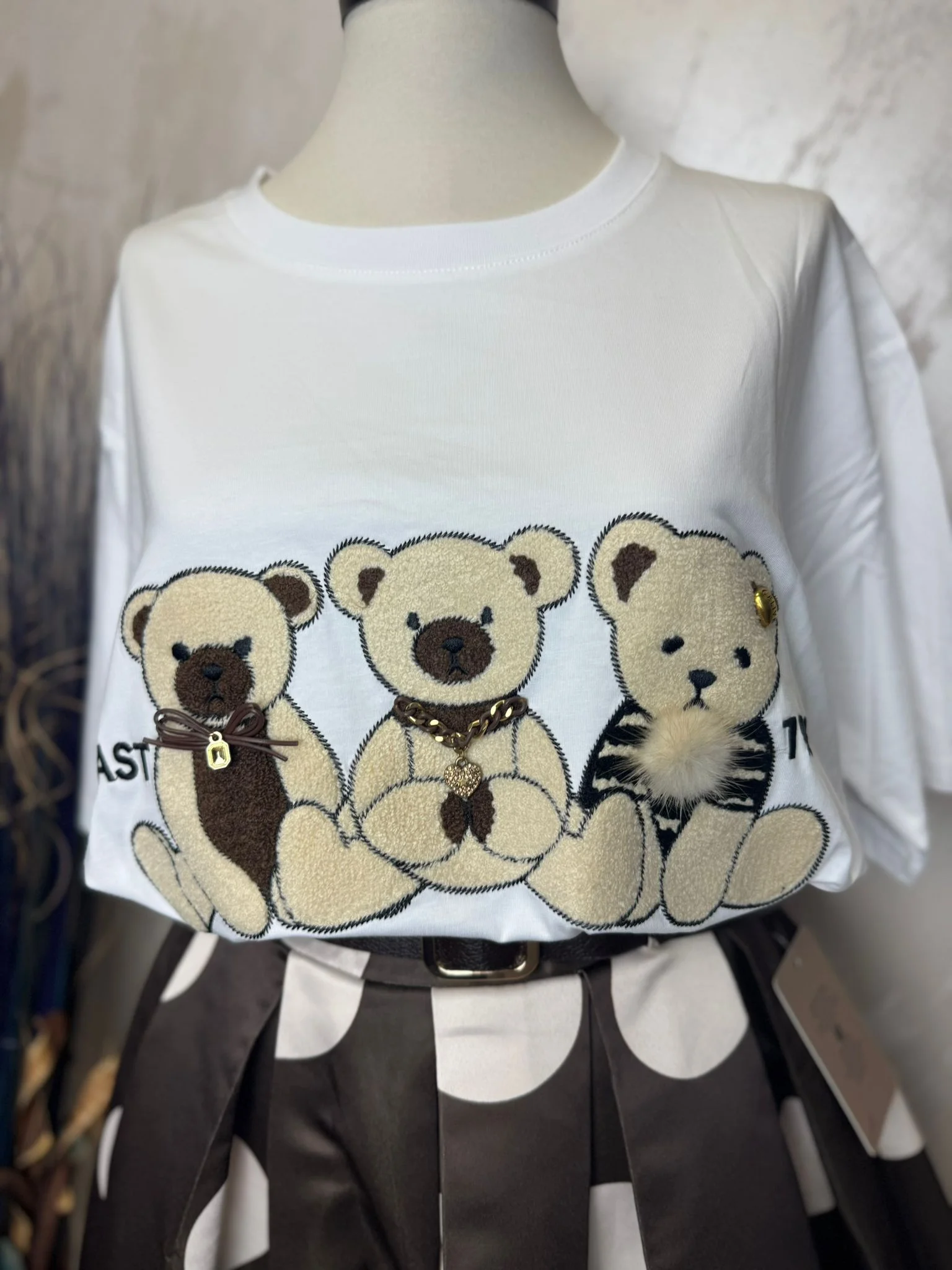 Tricou deosebit cu aplicații teddy 3D și detalii decorative, perfect pentru un look feminin și rafinat.