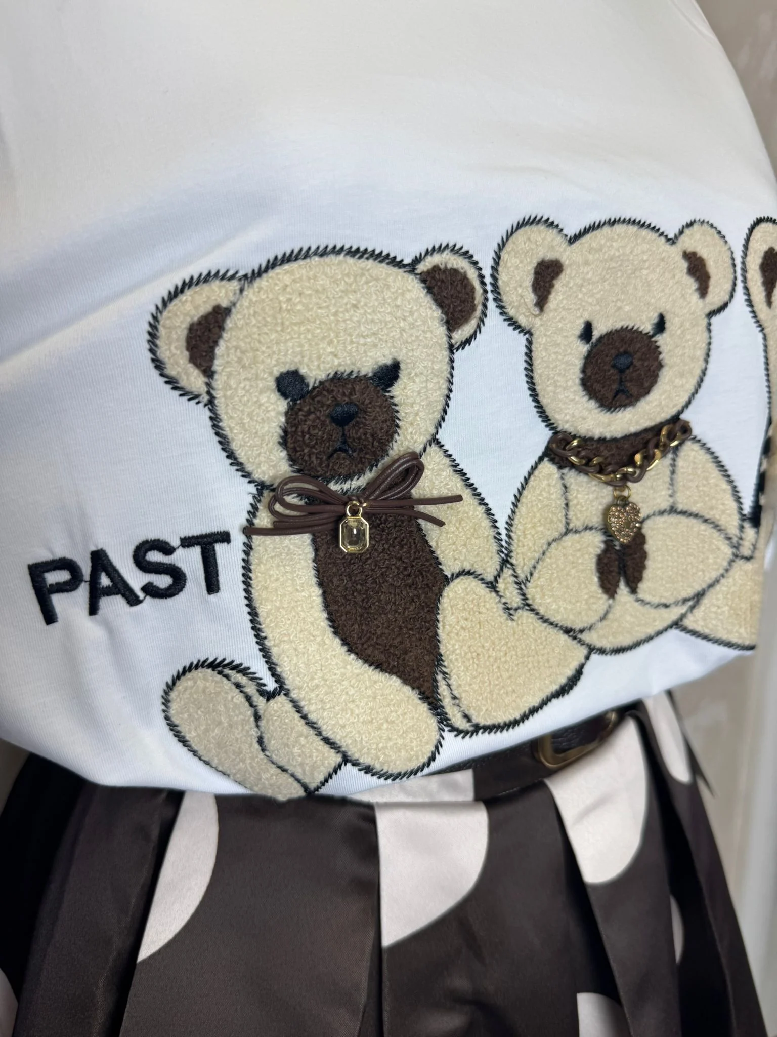 Tricou deosebit cu aplicații teddy 3D și detalii decorative, perfect pentru un look feminin și rafinat.