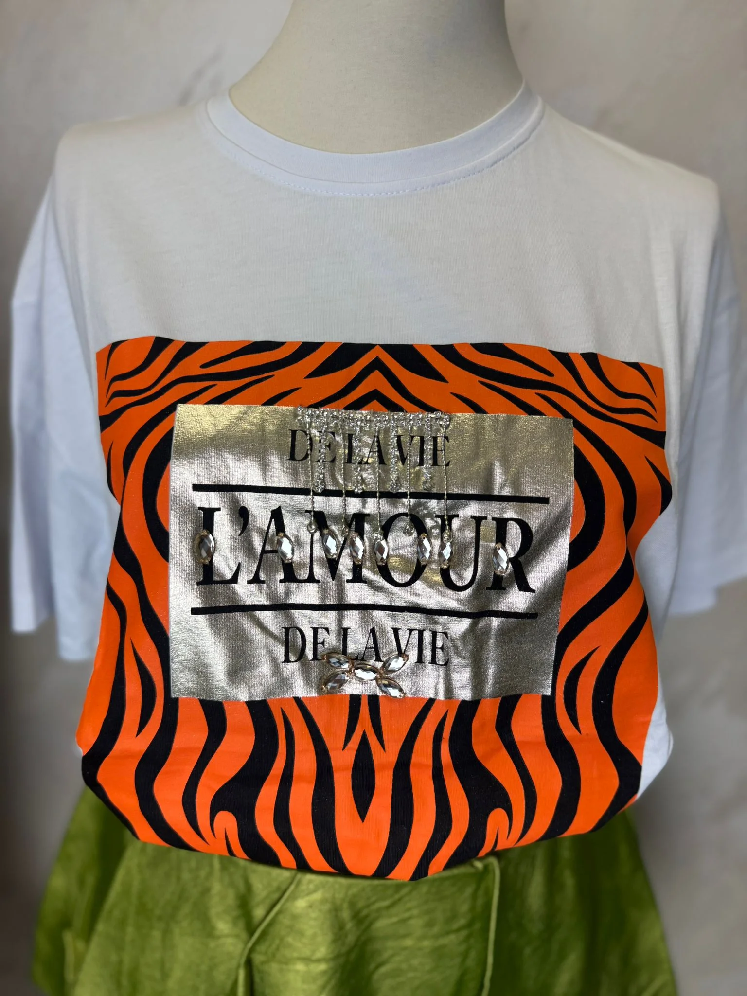 Tricou damă alb cu imprimeu animal print și detalii metalizate – model statement modern