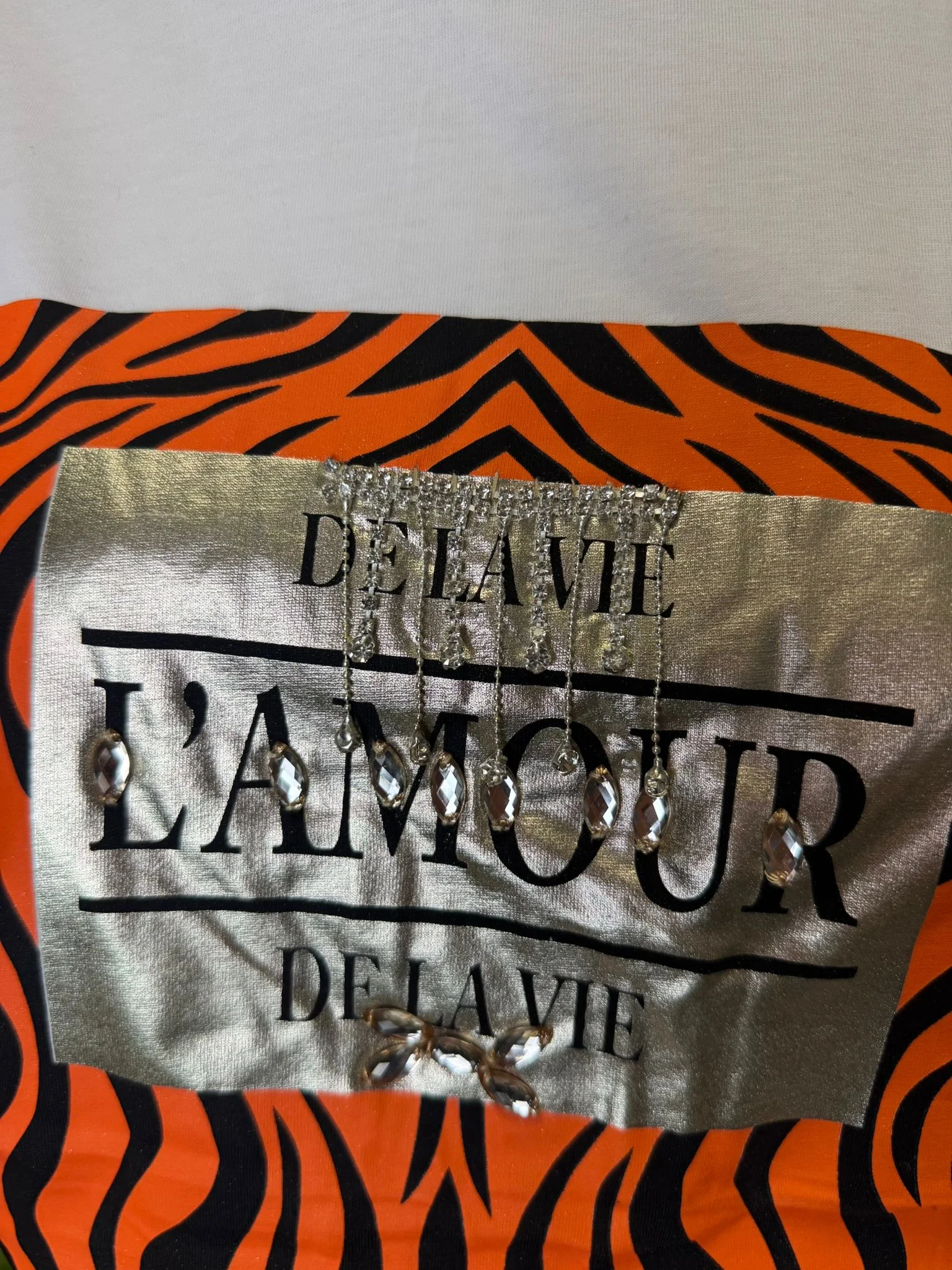 Tricou damă alb cu imprimeu animal print și detalii metalizate – model statement modern