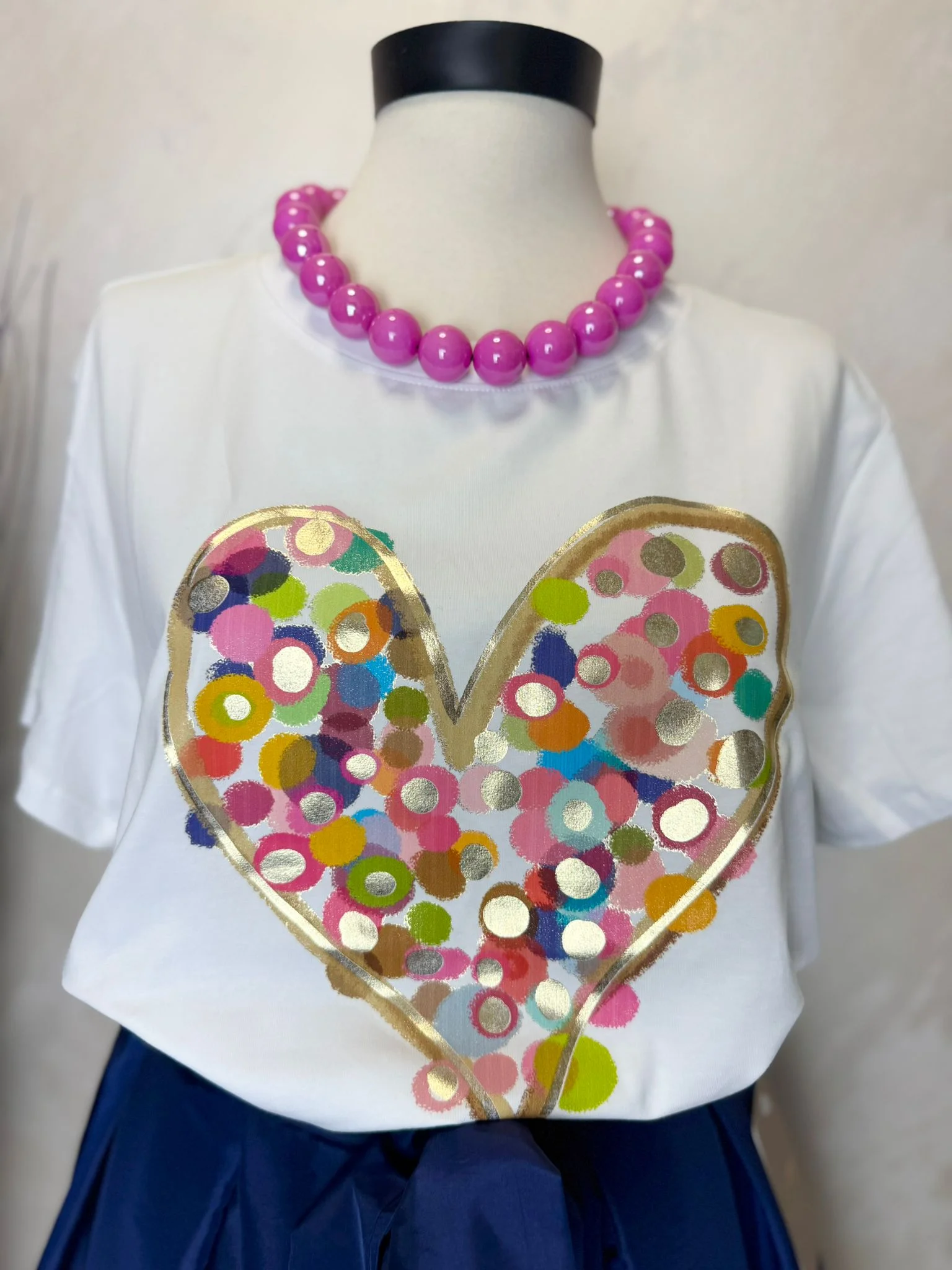 Tricou damă alb cu inimă colorată și accente aurii – model feminin modern