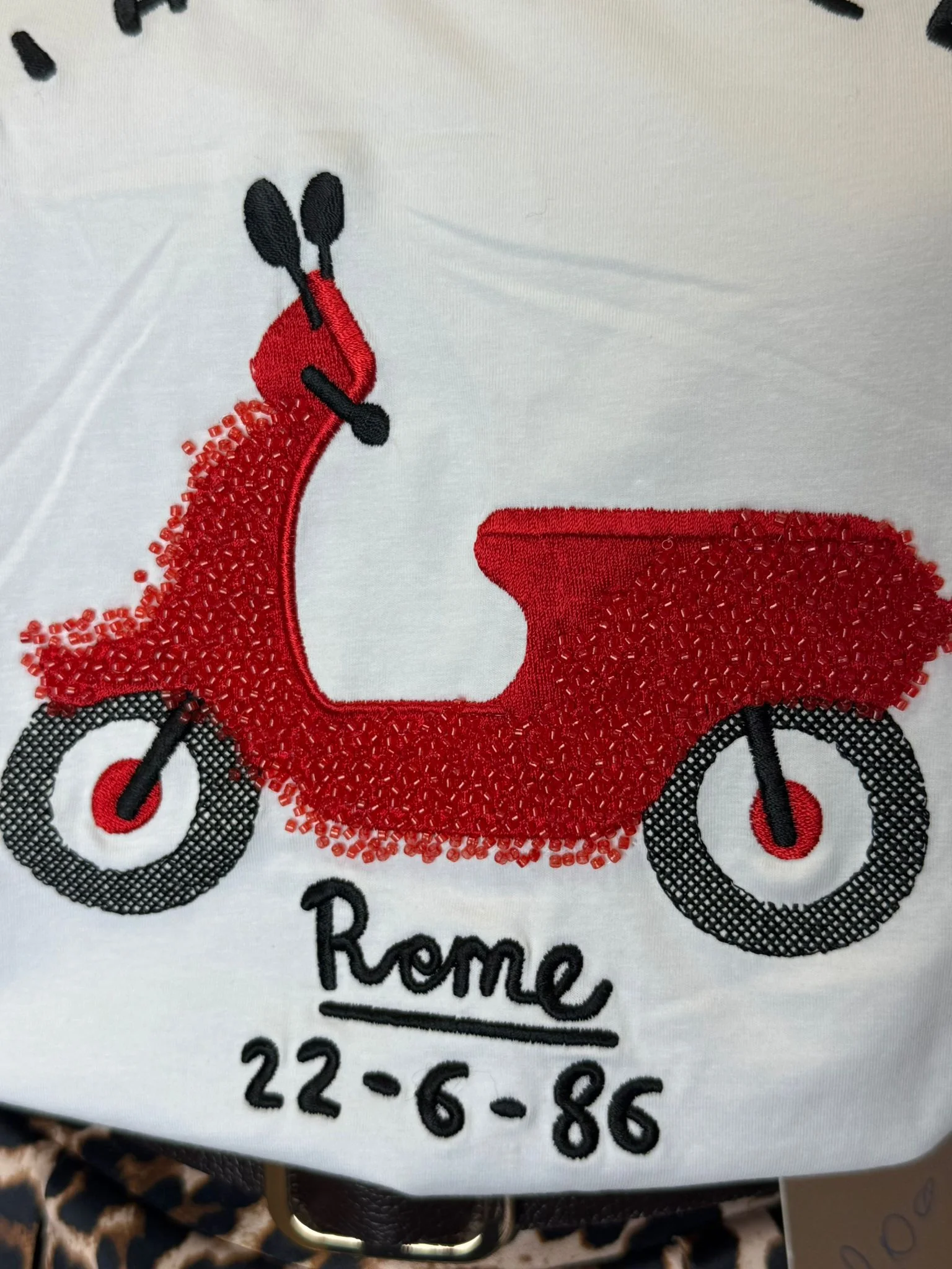 Tricou damă alb „Ciao Bella” cu imprimeu scuter – model casual chic