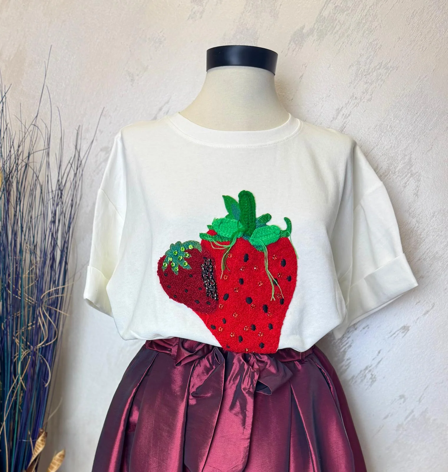 Tricou damă alb cu aplicație căpșună 3D – model fresh și feminin