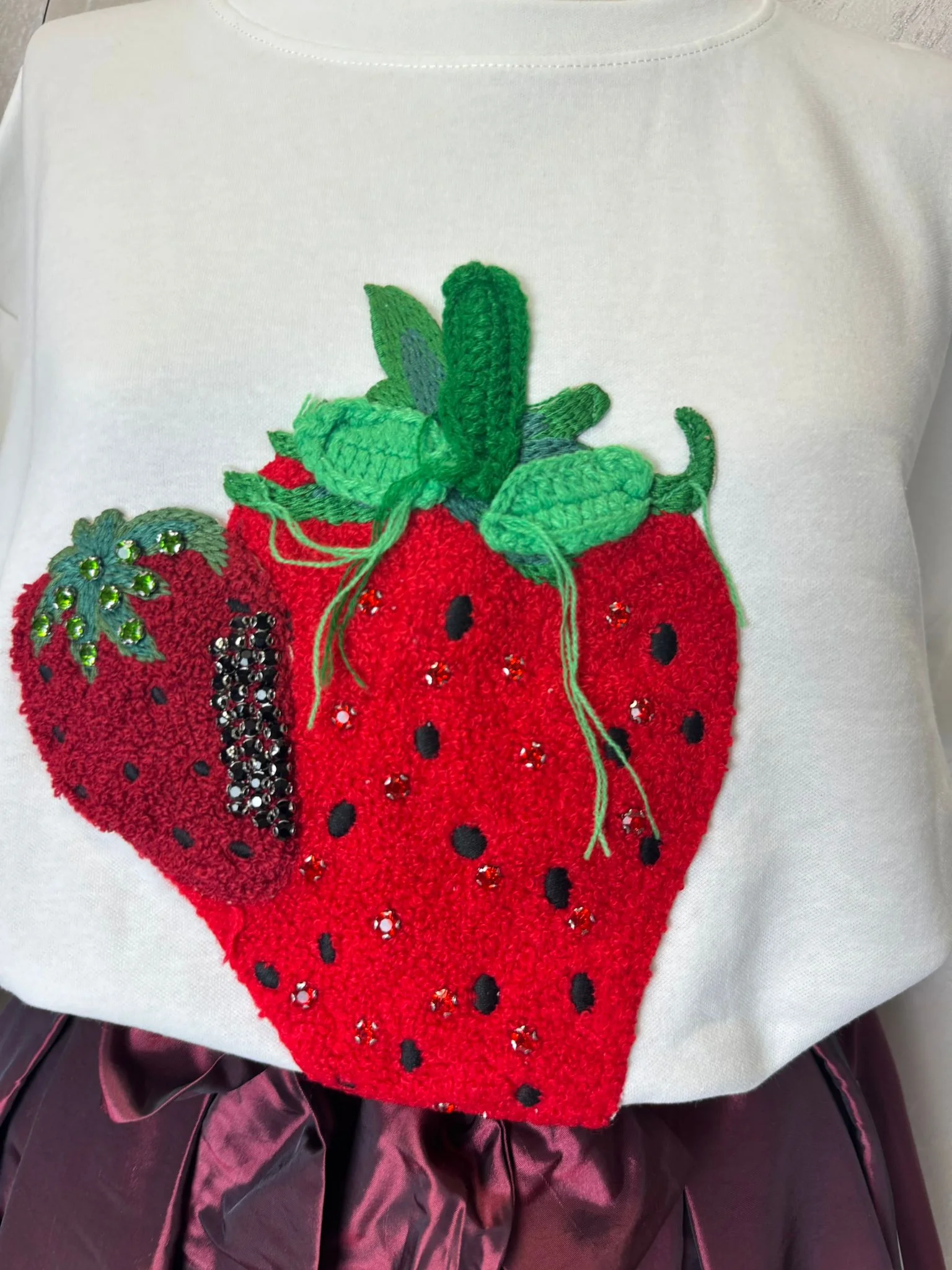 Tricou damă alb cu aplicație căpșună 3D – model fresh și feminin