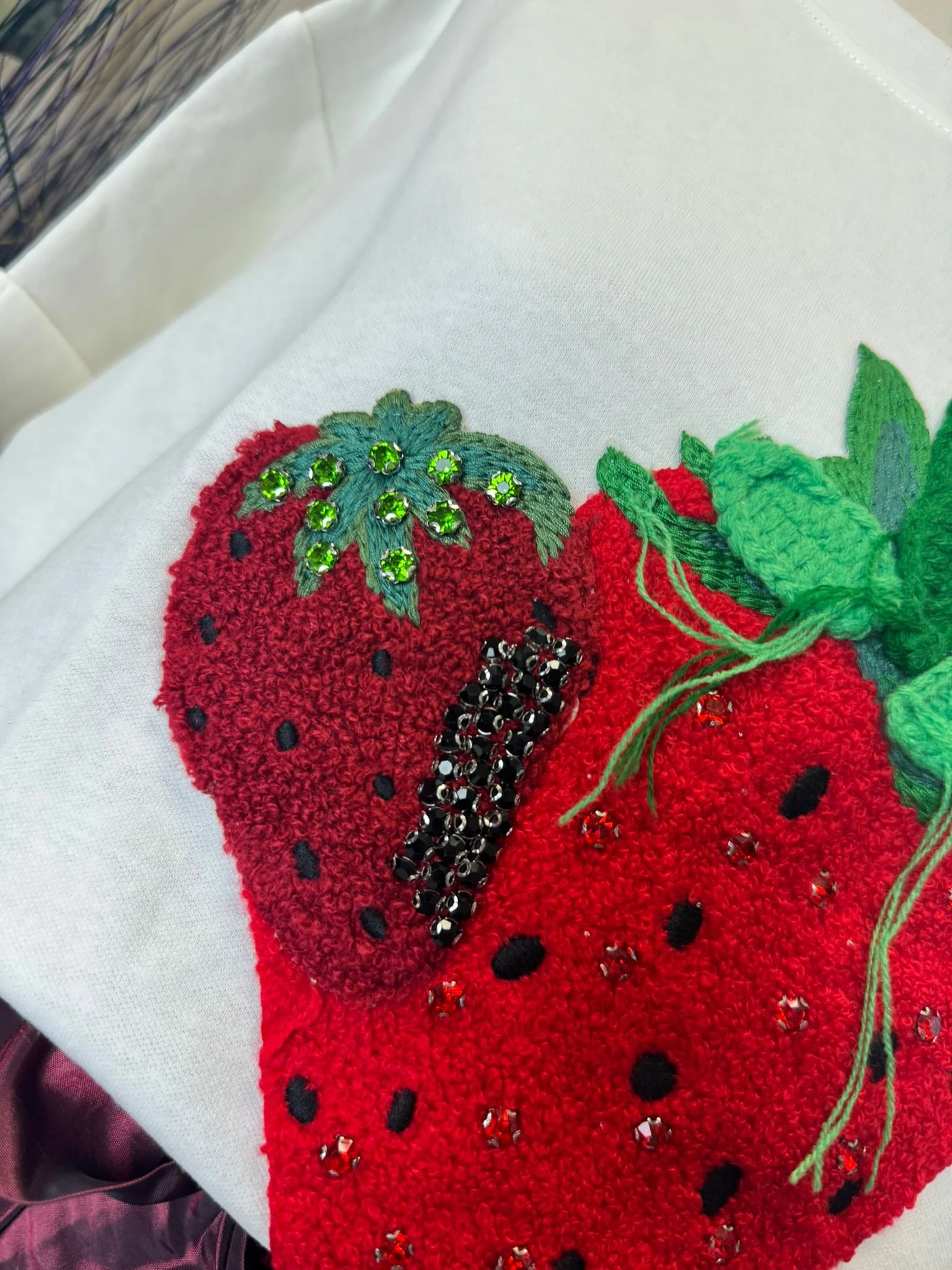 Tricou damă alb cu aplicație căpșună 3D – model fresh și feminin