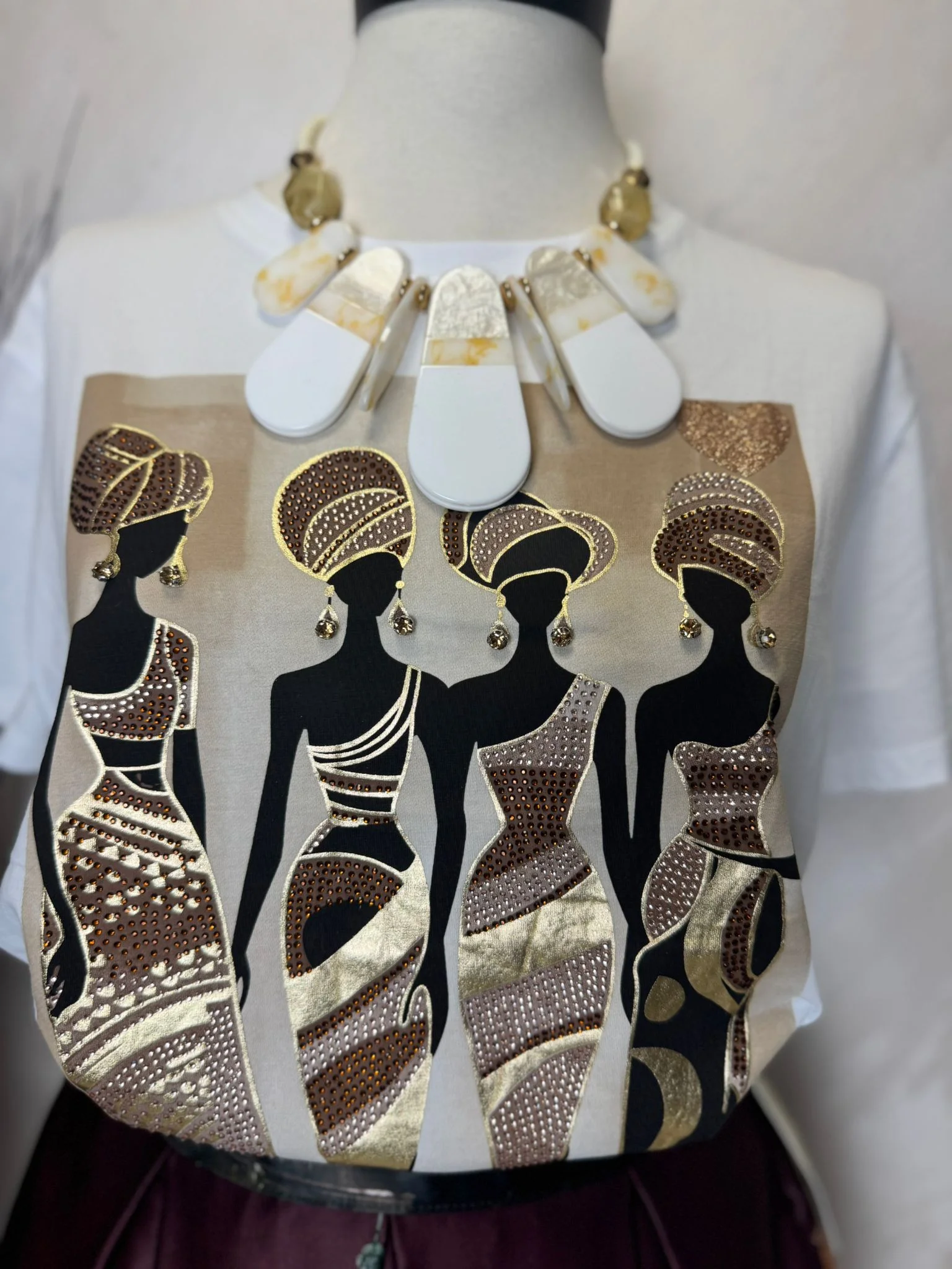 Tricou damă alb cu imprimeu artistic și detalii aurii – model elegant premium