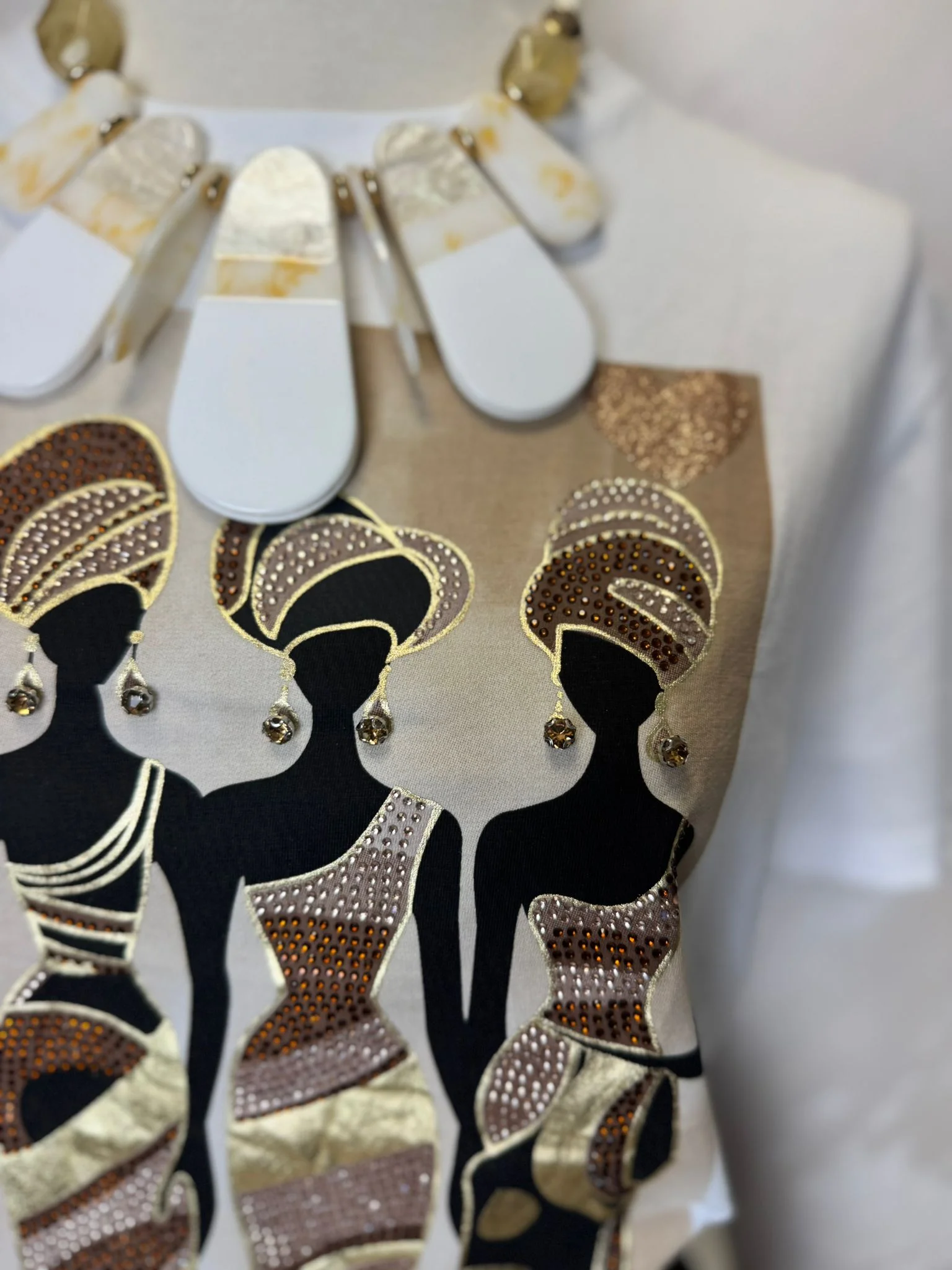 Tricou damă alb cu imprimeu artistic și detalii aurii – model elegant premium