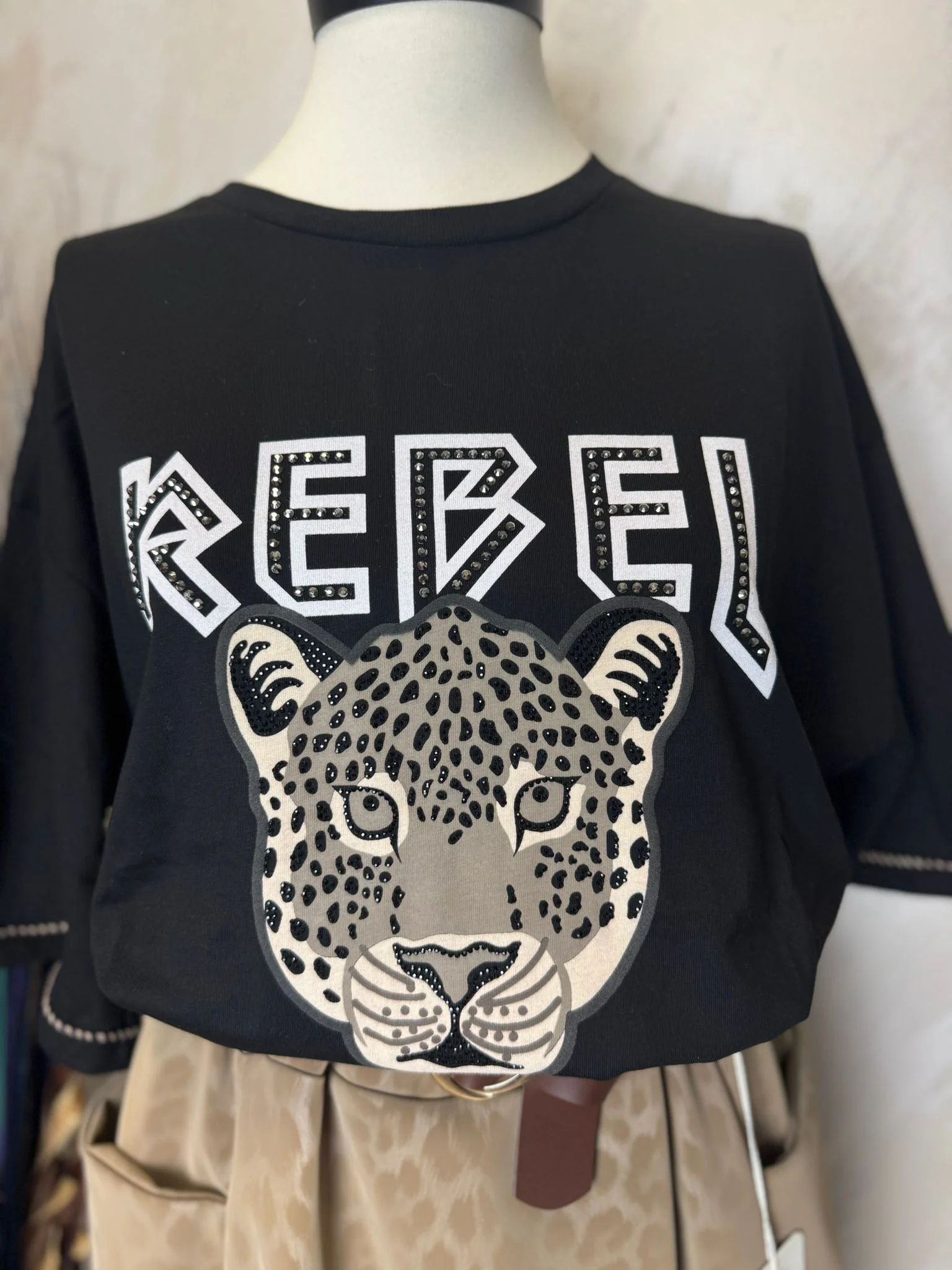 Tricou damă negru „REBEL” cu imprimeu leopard și aplicații strălucitoare