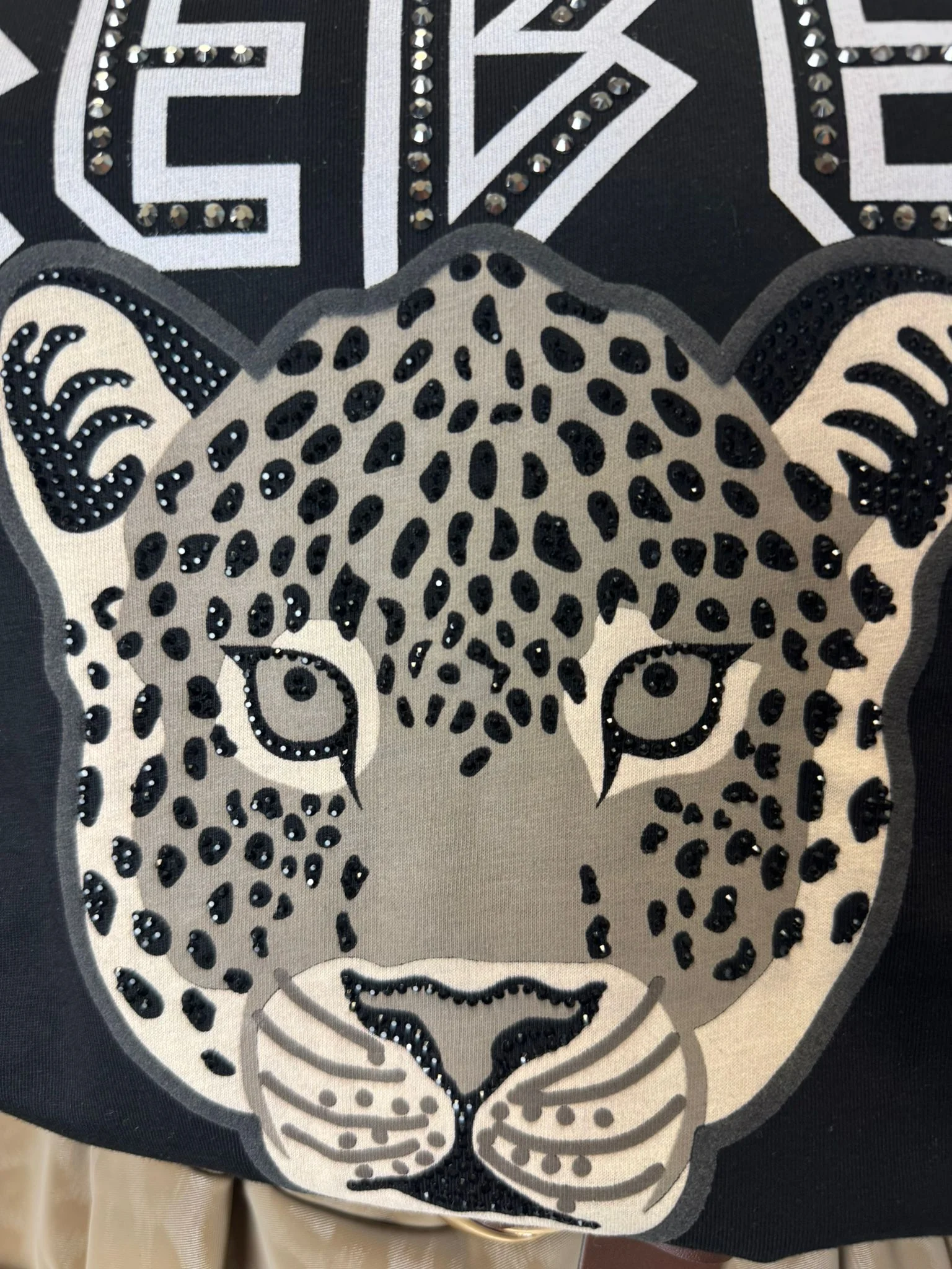 Tricou damă negru „REBEL” cu imprimeu leopard și aplicații strălucitoare