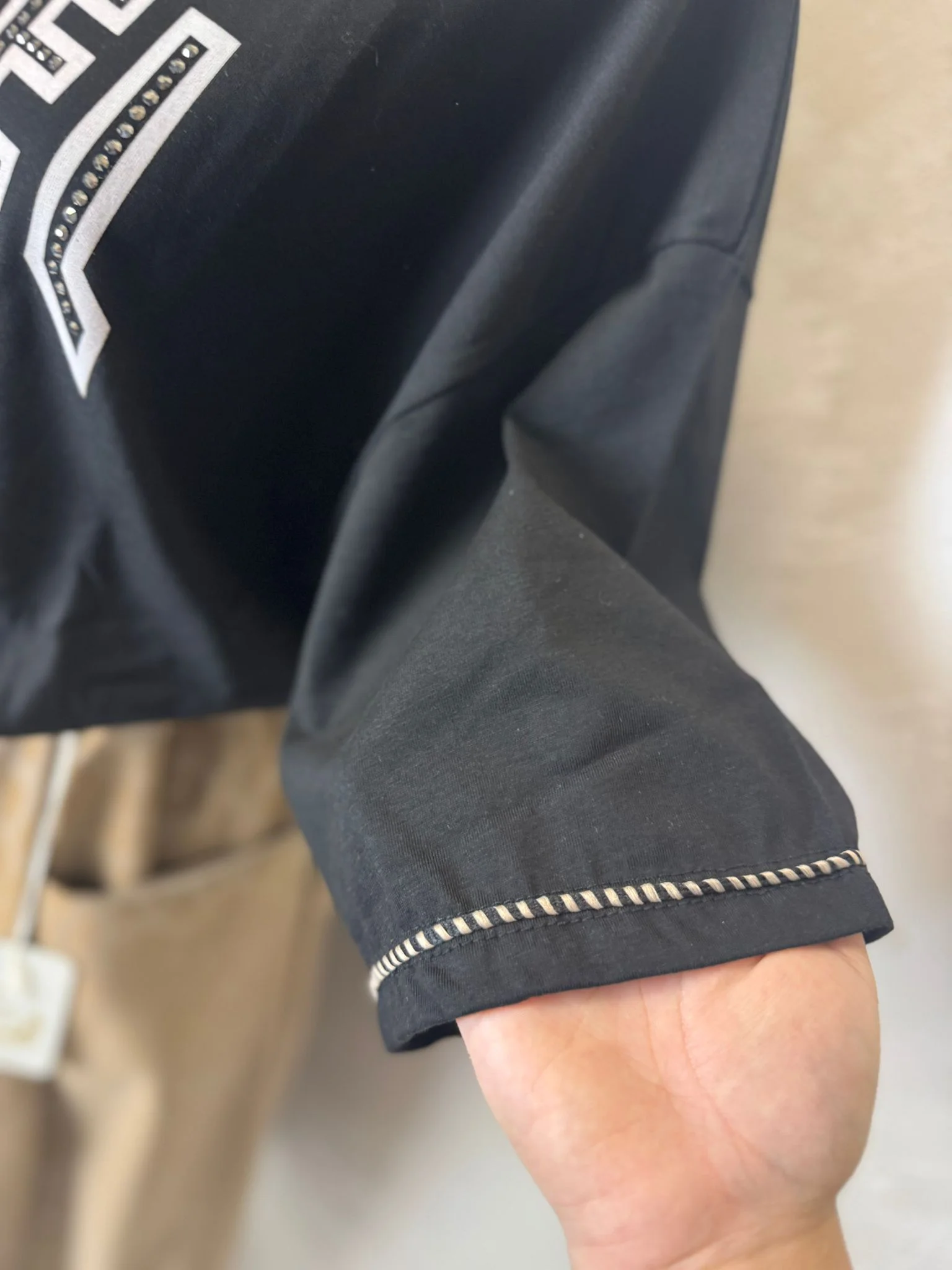 Tricou damă negru „REBEL” cu imprimeu leopard și aplicații strălucitoare