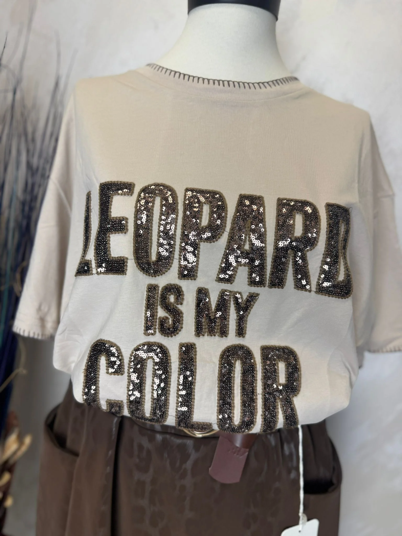 Tricou stylish cu mesaj statement și aplicații din paiete, ideal pentru un look modern și feminin.