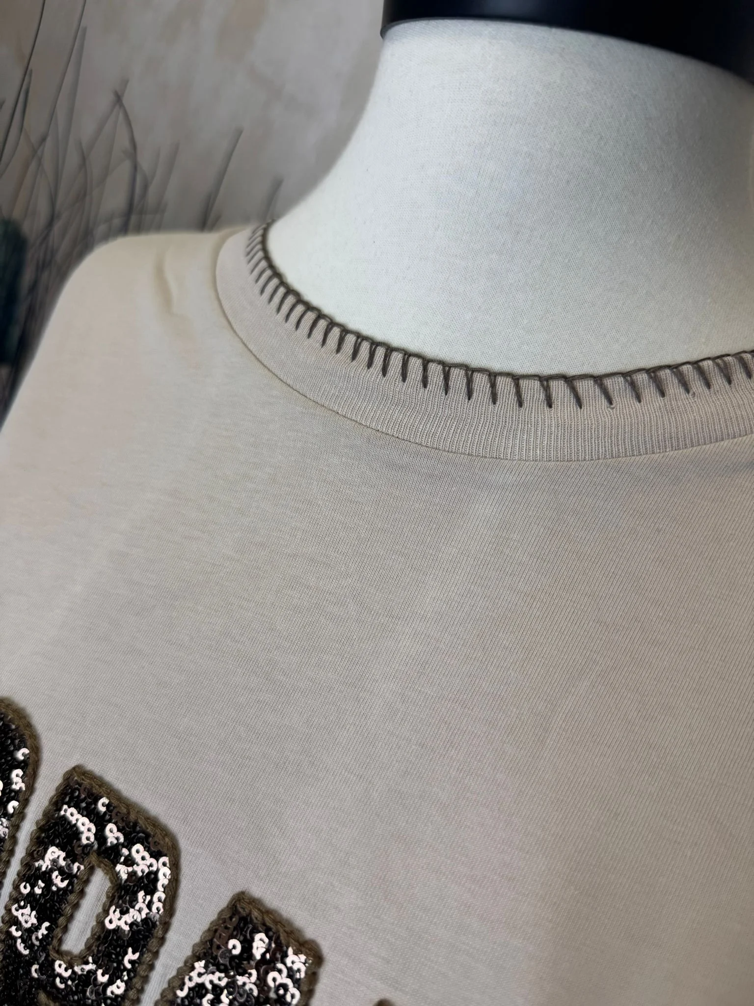 Tricou stylish cu mesaj statement și aplicații din paiete, ideal pentru un look modern și feminin.