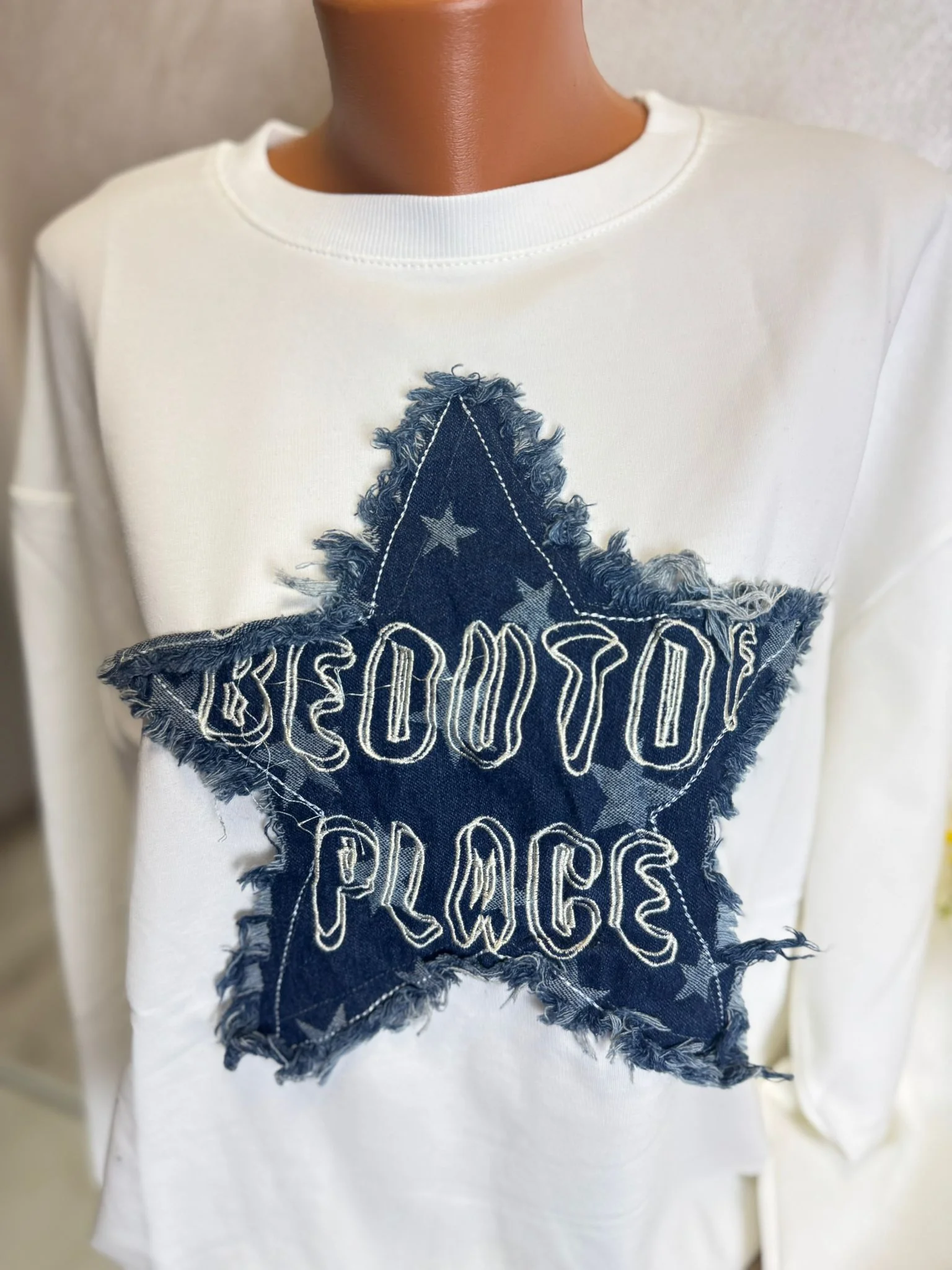 Bluză damă albă cu stea denim și mesaj urban