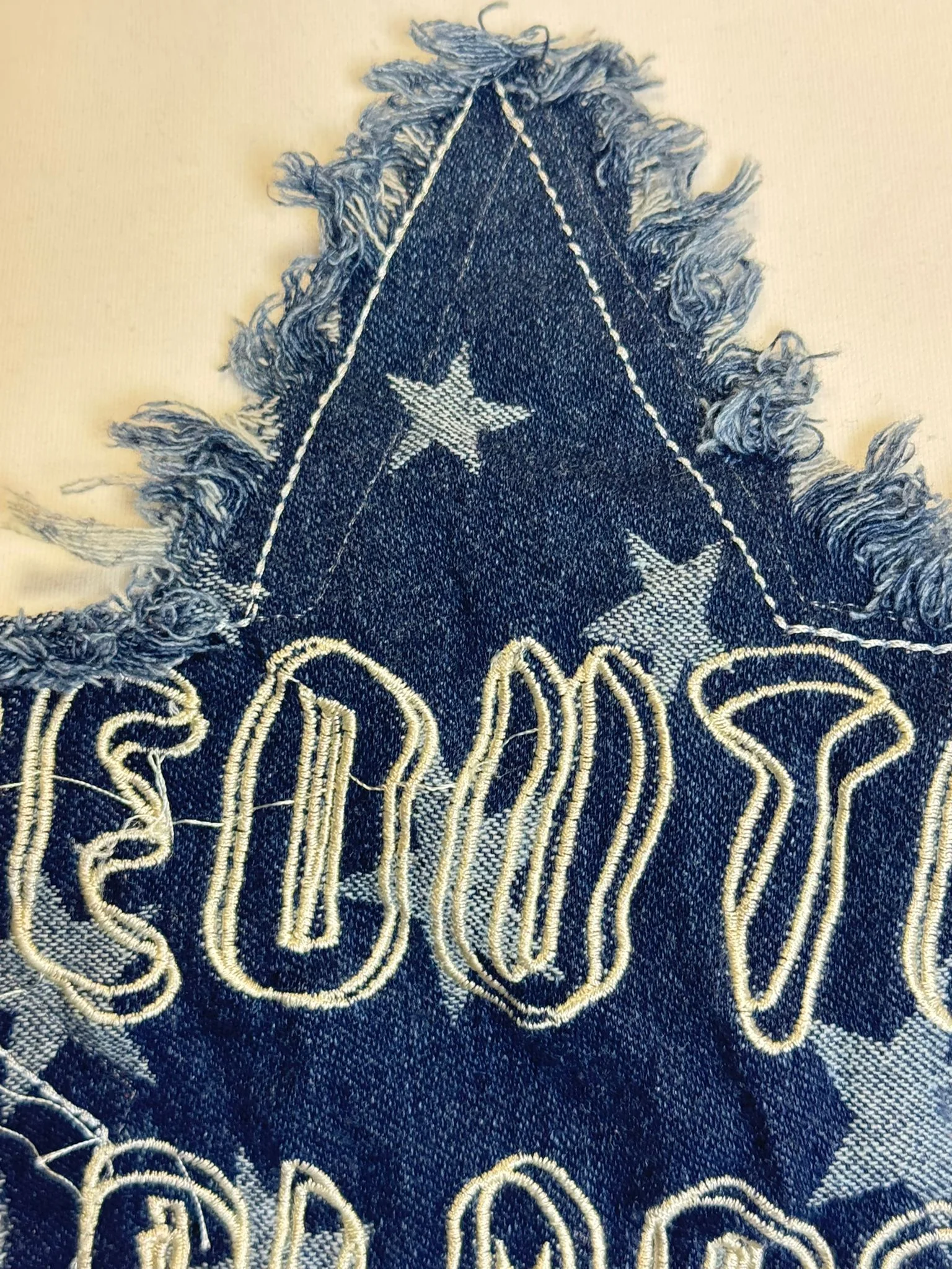 Bluză damă albă cu stea denim și mesaj urban