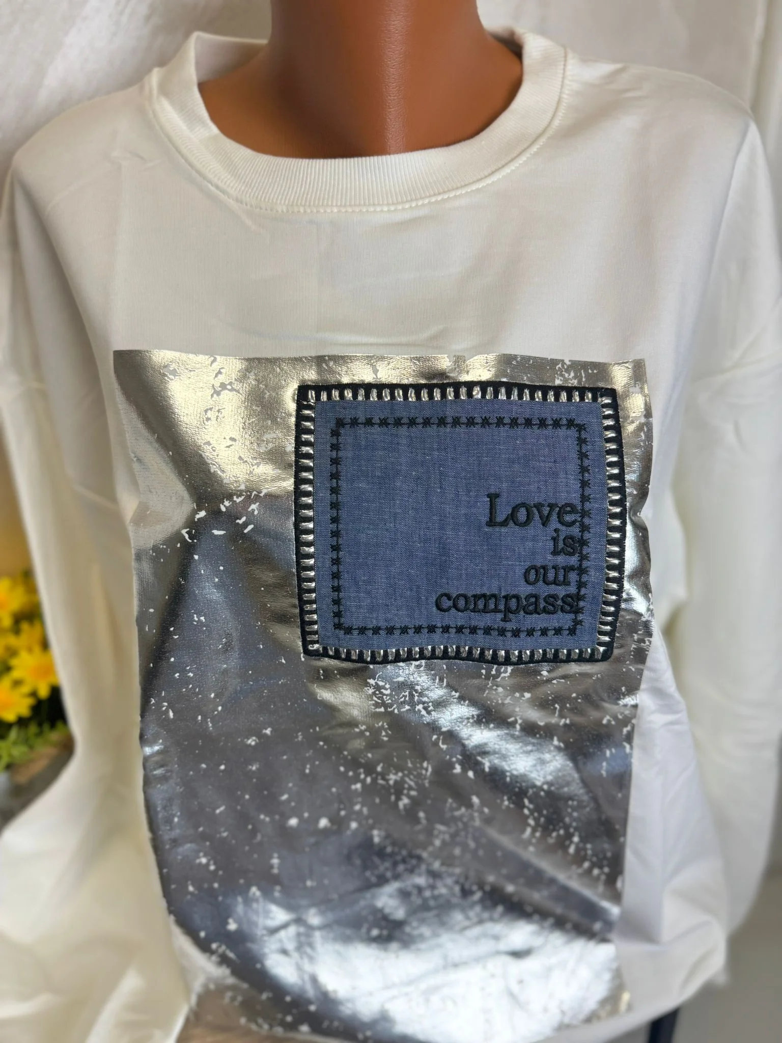 Bluză damă albă cu aplicație metalică și detaliu denim