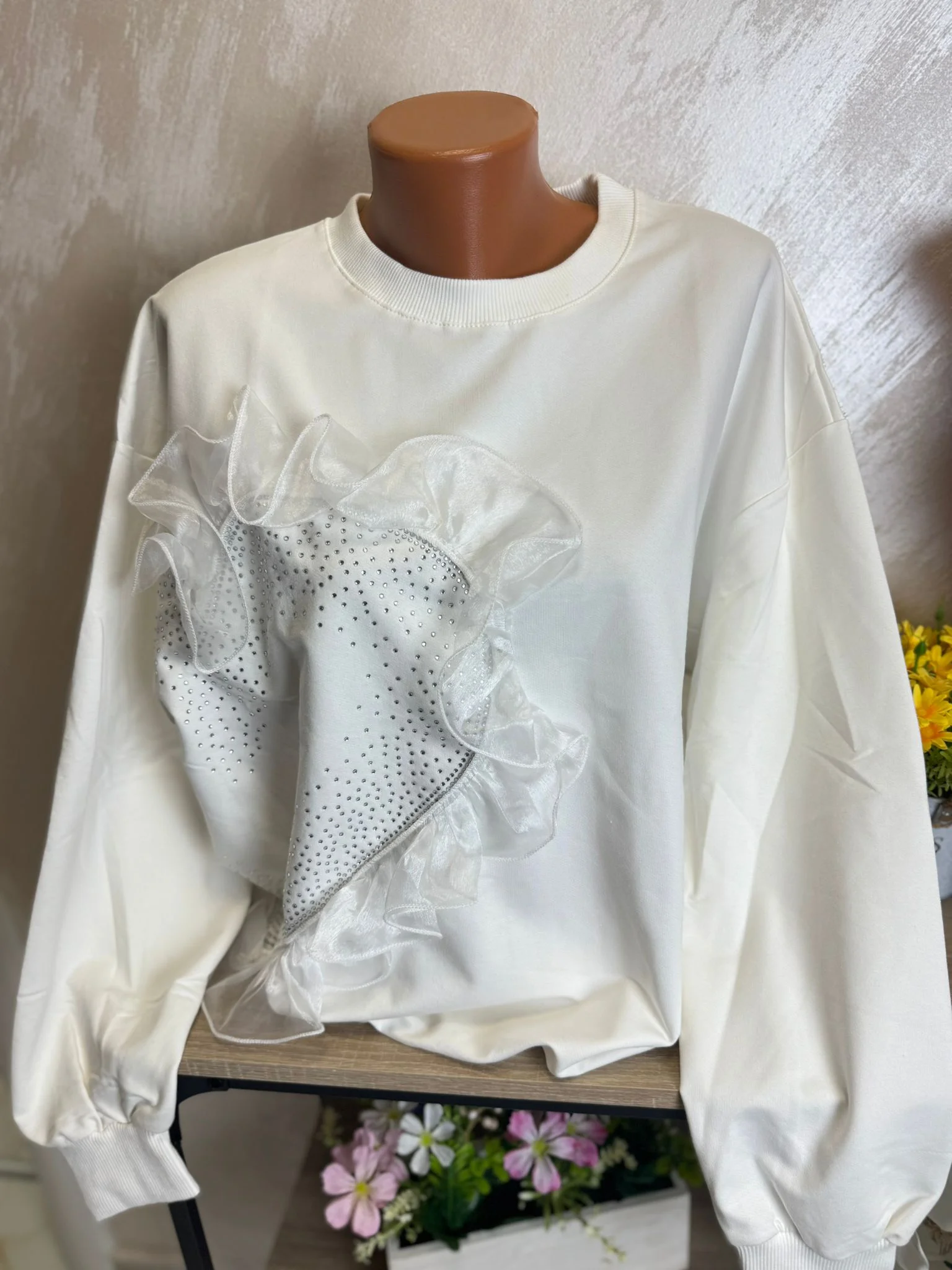 Bluză damă albă cu inimă decorativă și volane elegante