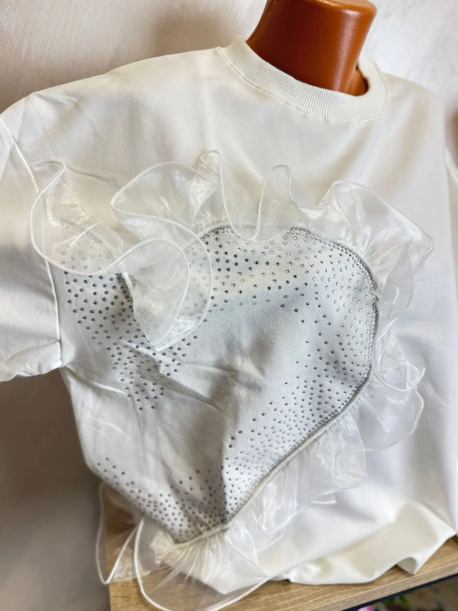 Bluză damă albă cu inimă decorativă și volane elegante