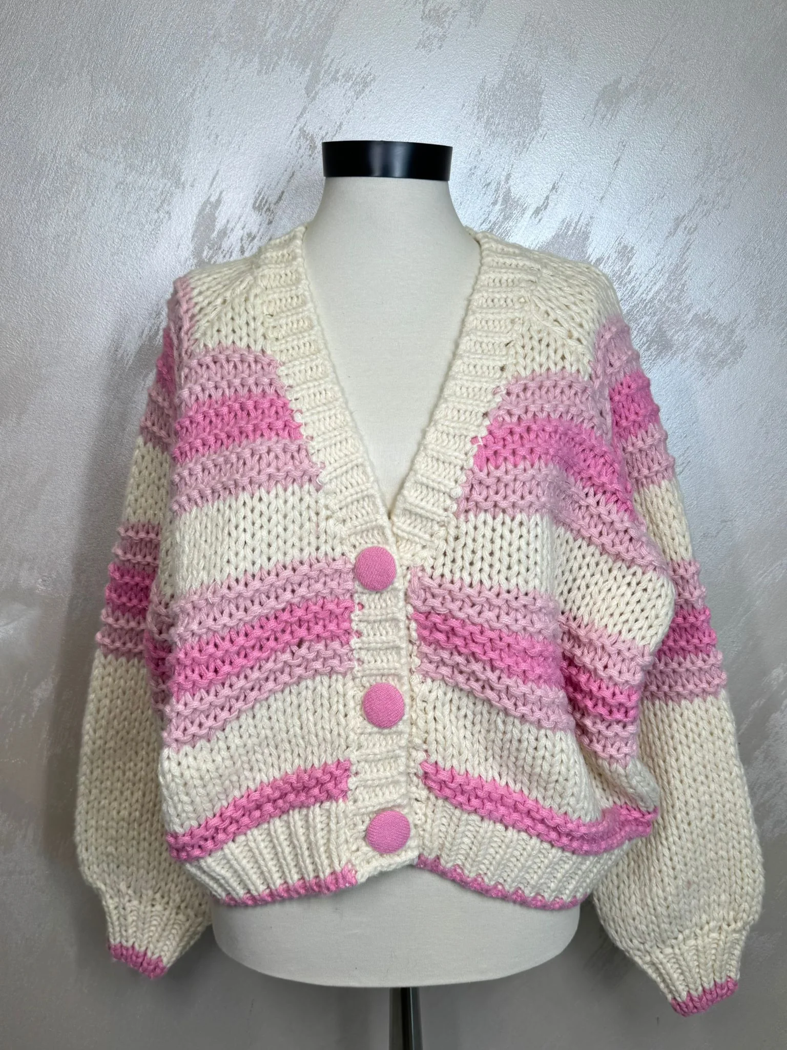 Cardigan damă croșetat manual în Italia, model în dungi