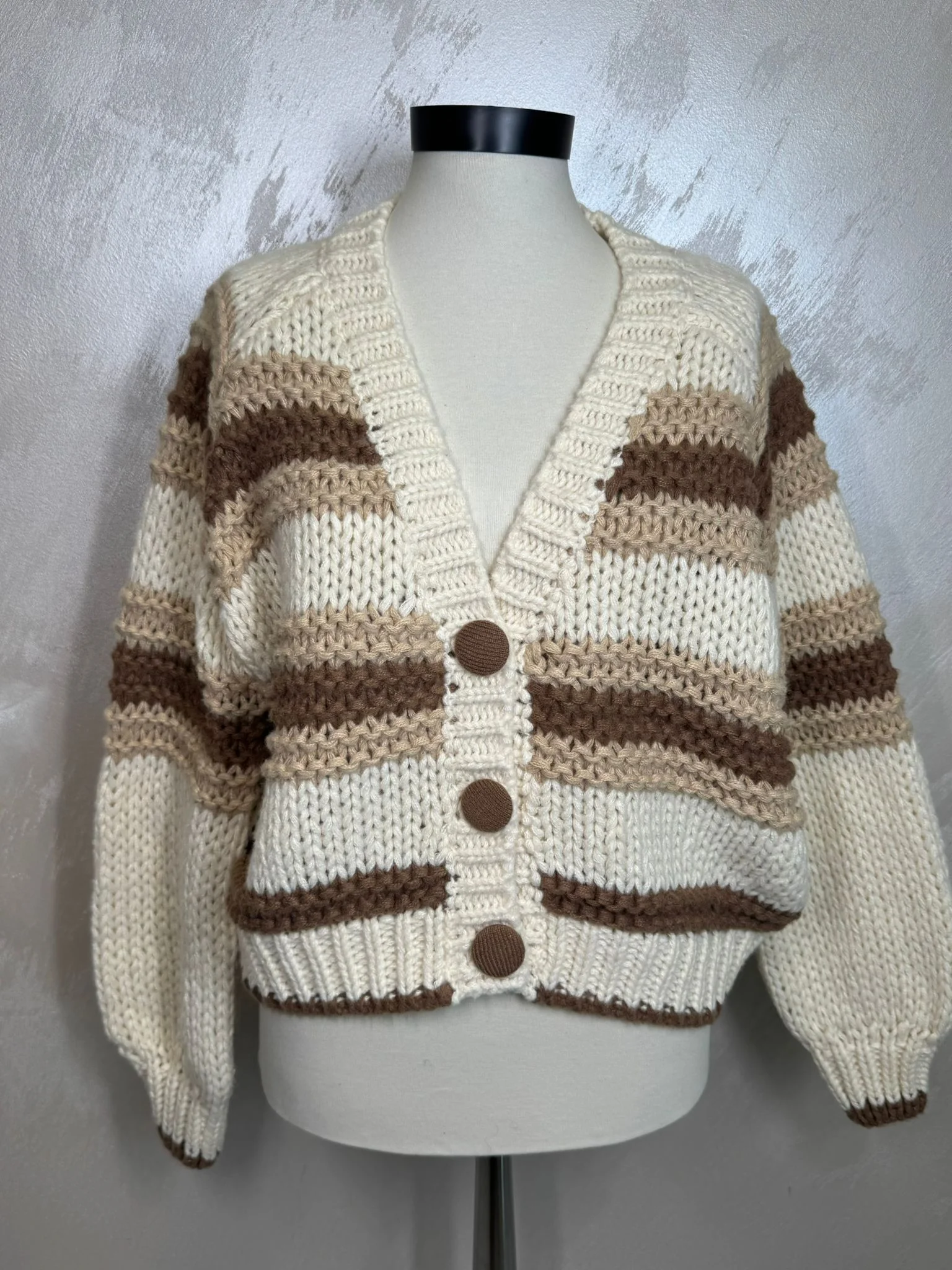 Cardigan damă croșetat manual în Italia, model în dungi