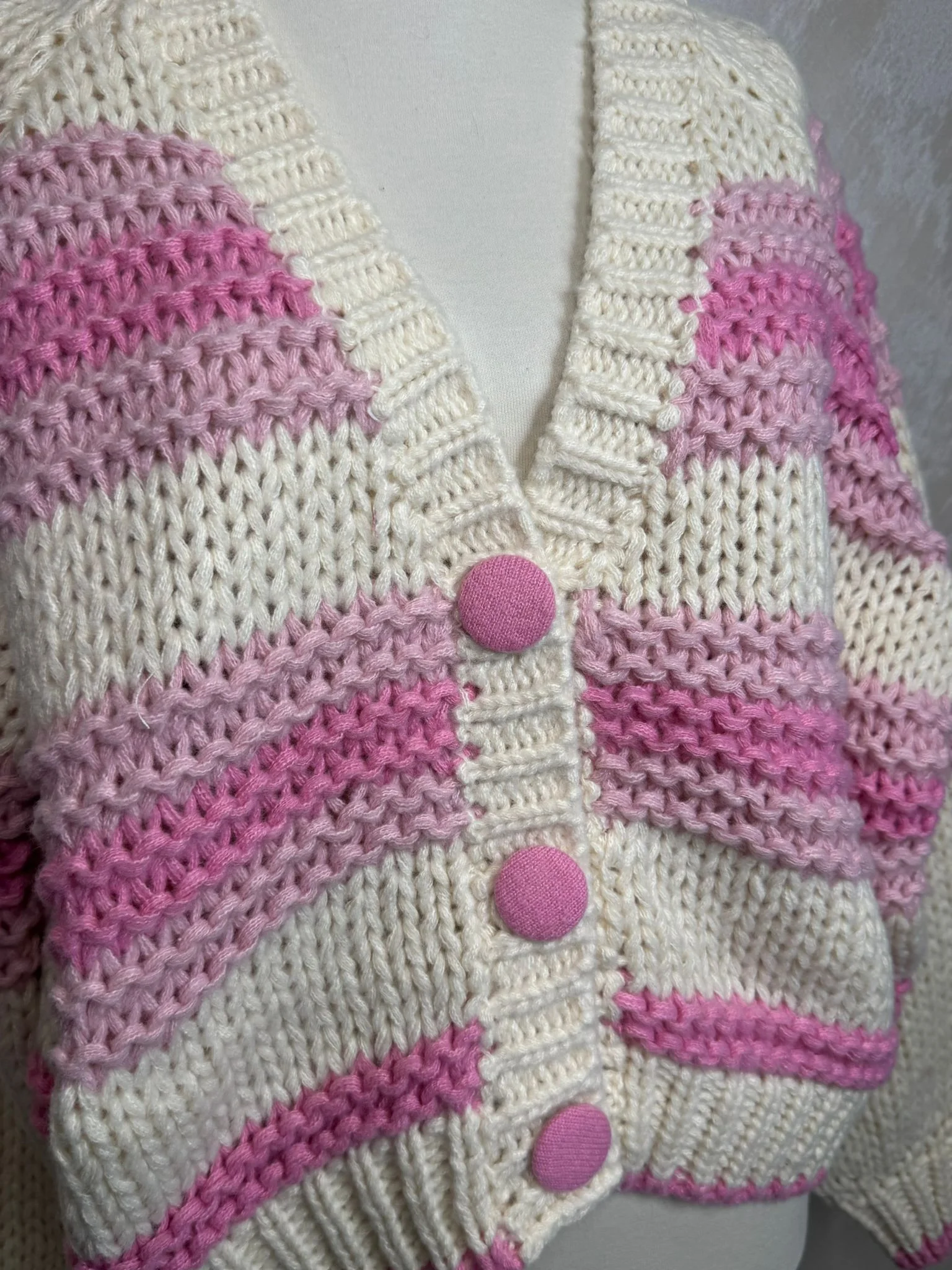 Cardigan damă croșetat manual în Italia, model în dungi