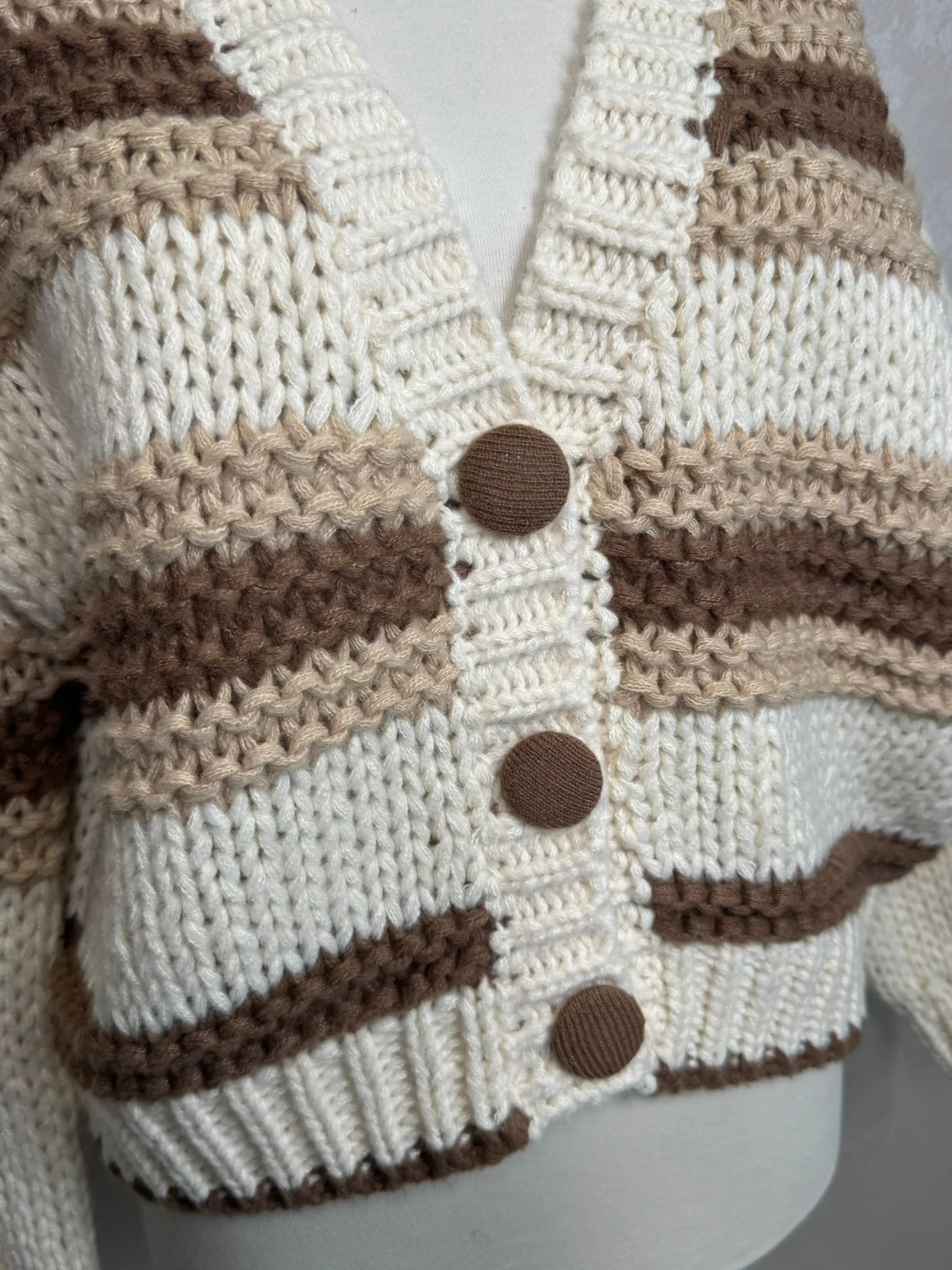 Cardigan damă croșetat manual în Italia, model în dungi