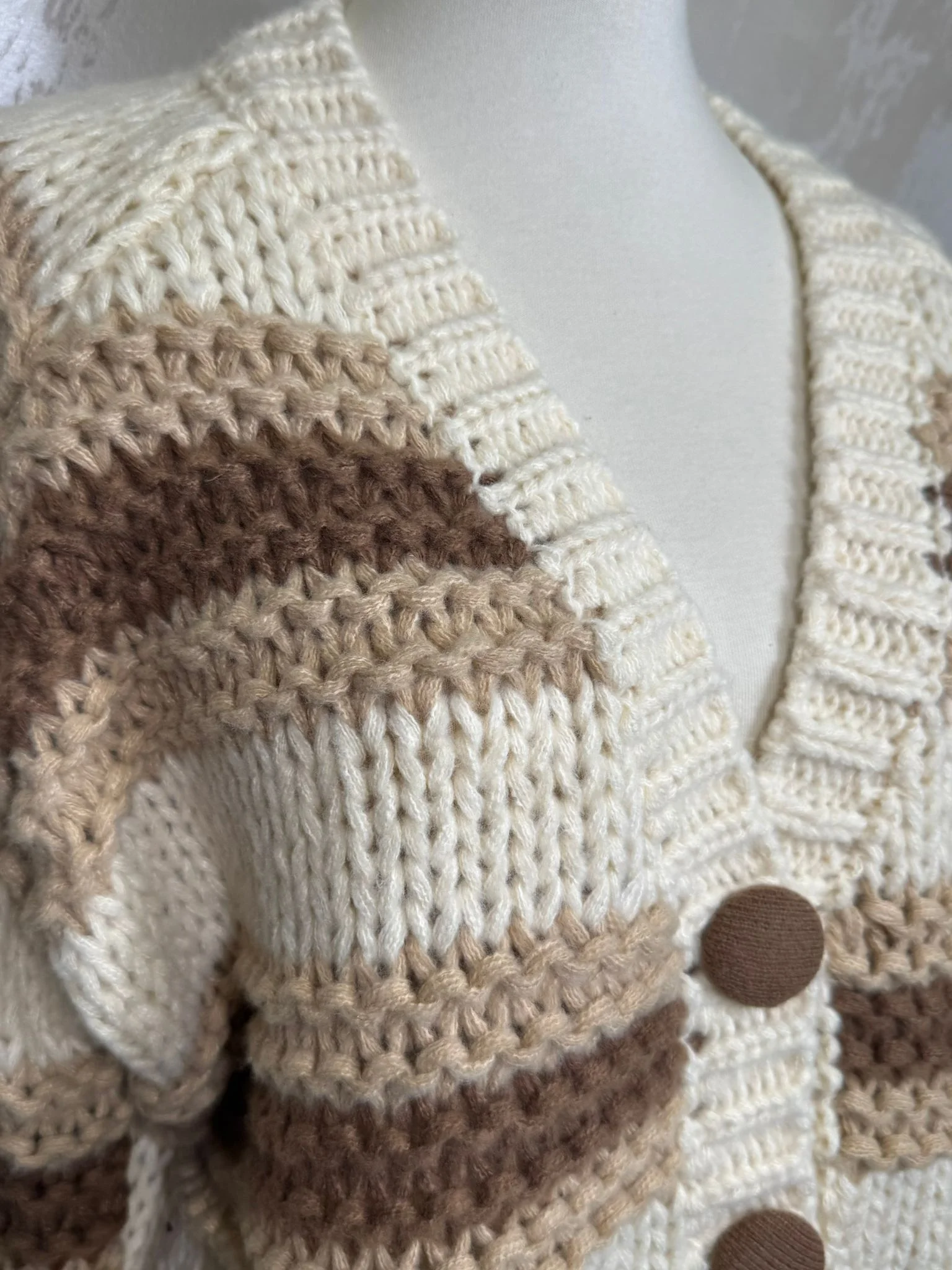 Cardigan damă croșetat manual în Italia, model în dungi