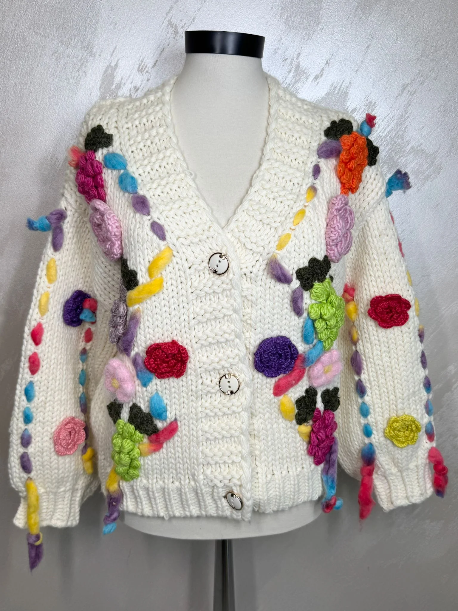 Cardigan croșetat manual în Franța, cu aplicații florale colorate și design unic.