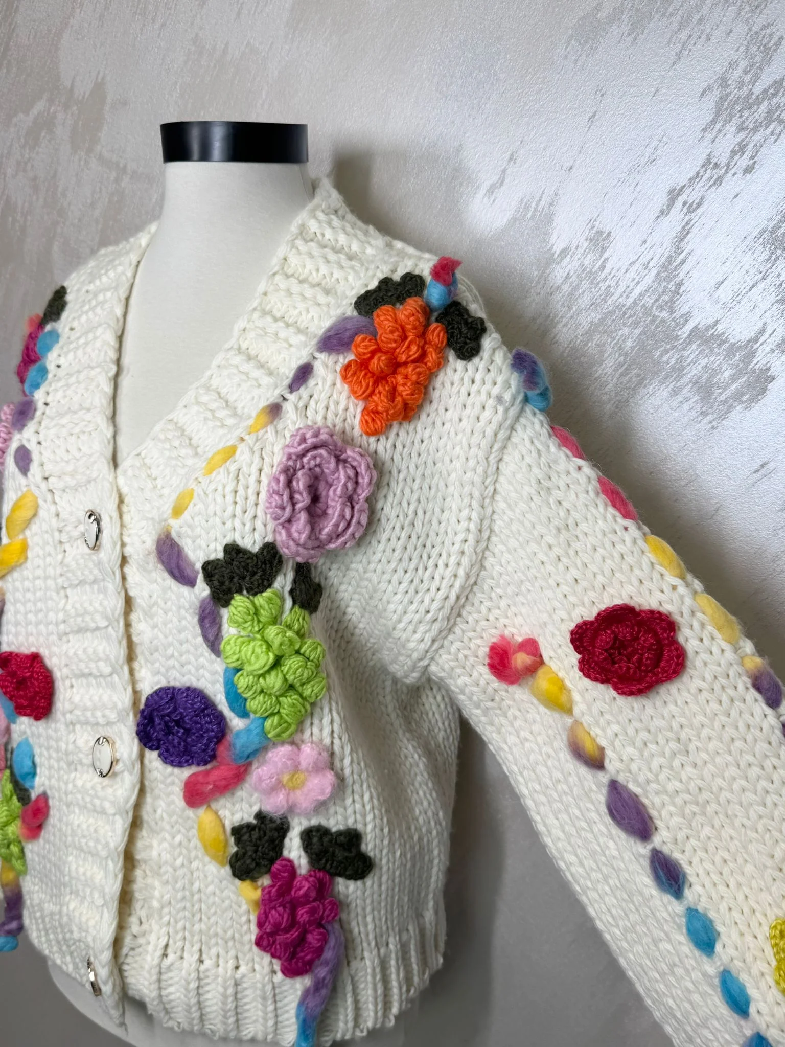 Cardigan croșetat manual în Franța, cu aplicații florale colorate și design unic.