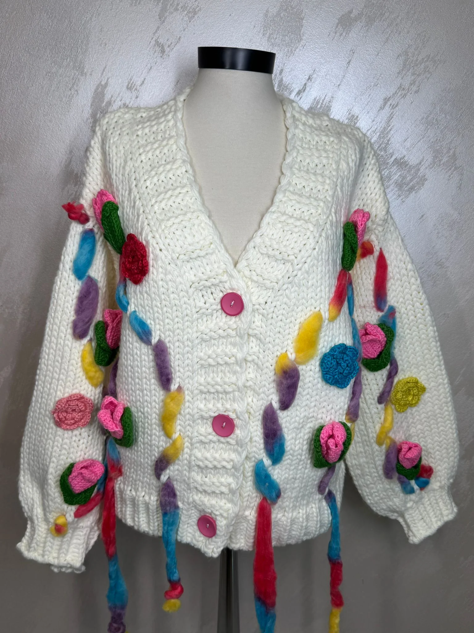 Cardigan damă croșetat manual în Franța, model floral cu aplicații colorate