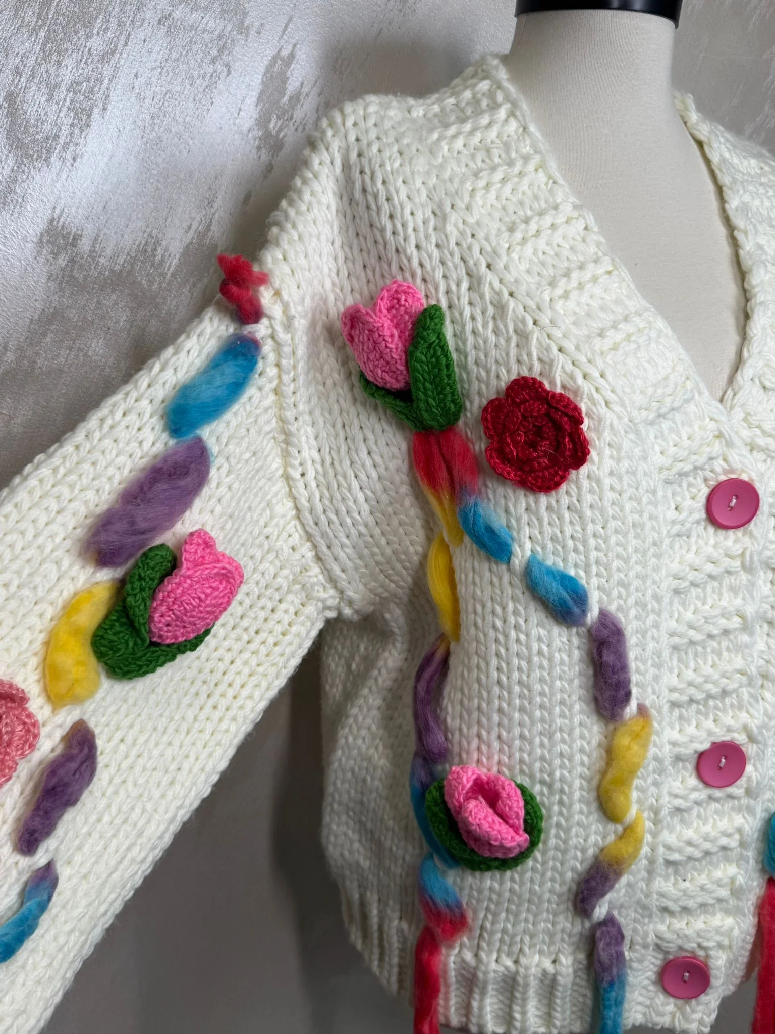 Cardigan damă croșetat manual în Franța, model floral cu aplicații colorate