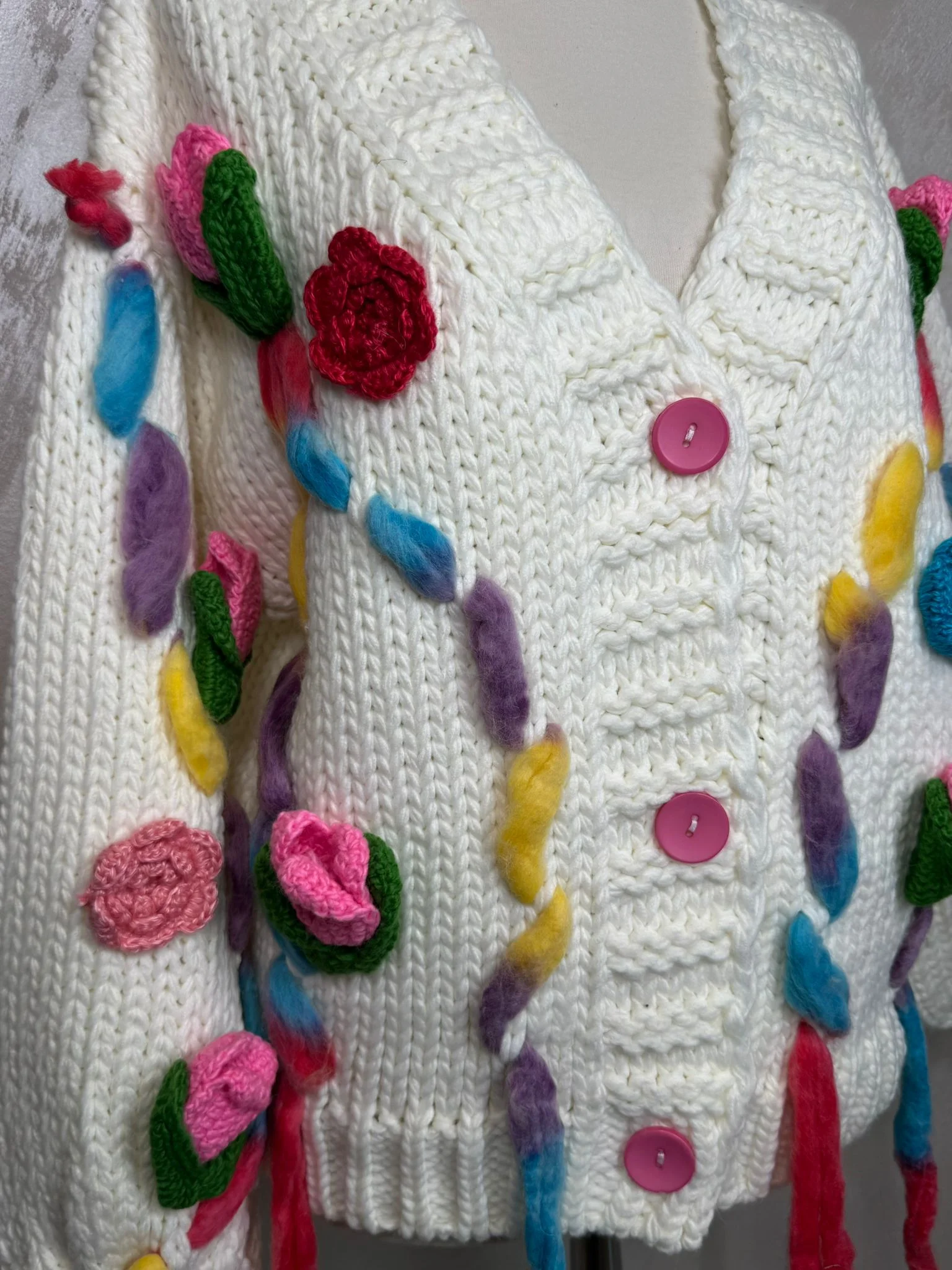 Cardigan damă croșetat manual în Franța, model floral cu aplicații colorate