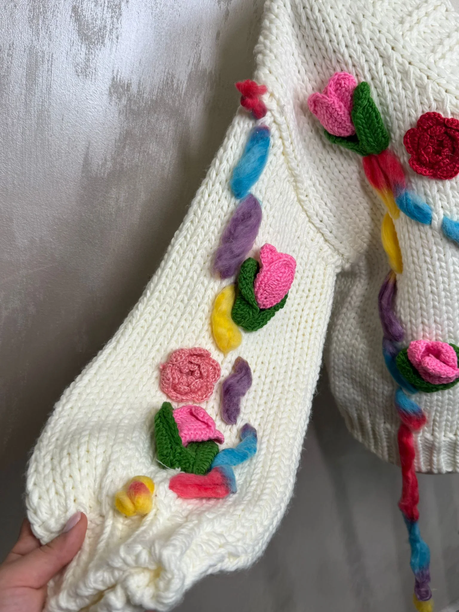 Cardigan damă croșetat manual în Franța, model floral cu aplicații colorate