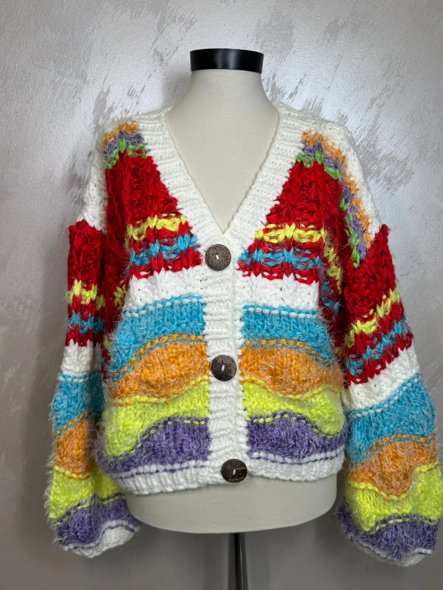 Cardigan damă croșetat manual în Franța, model multicolor statement
