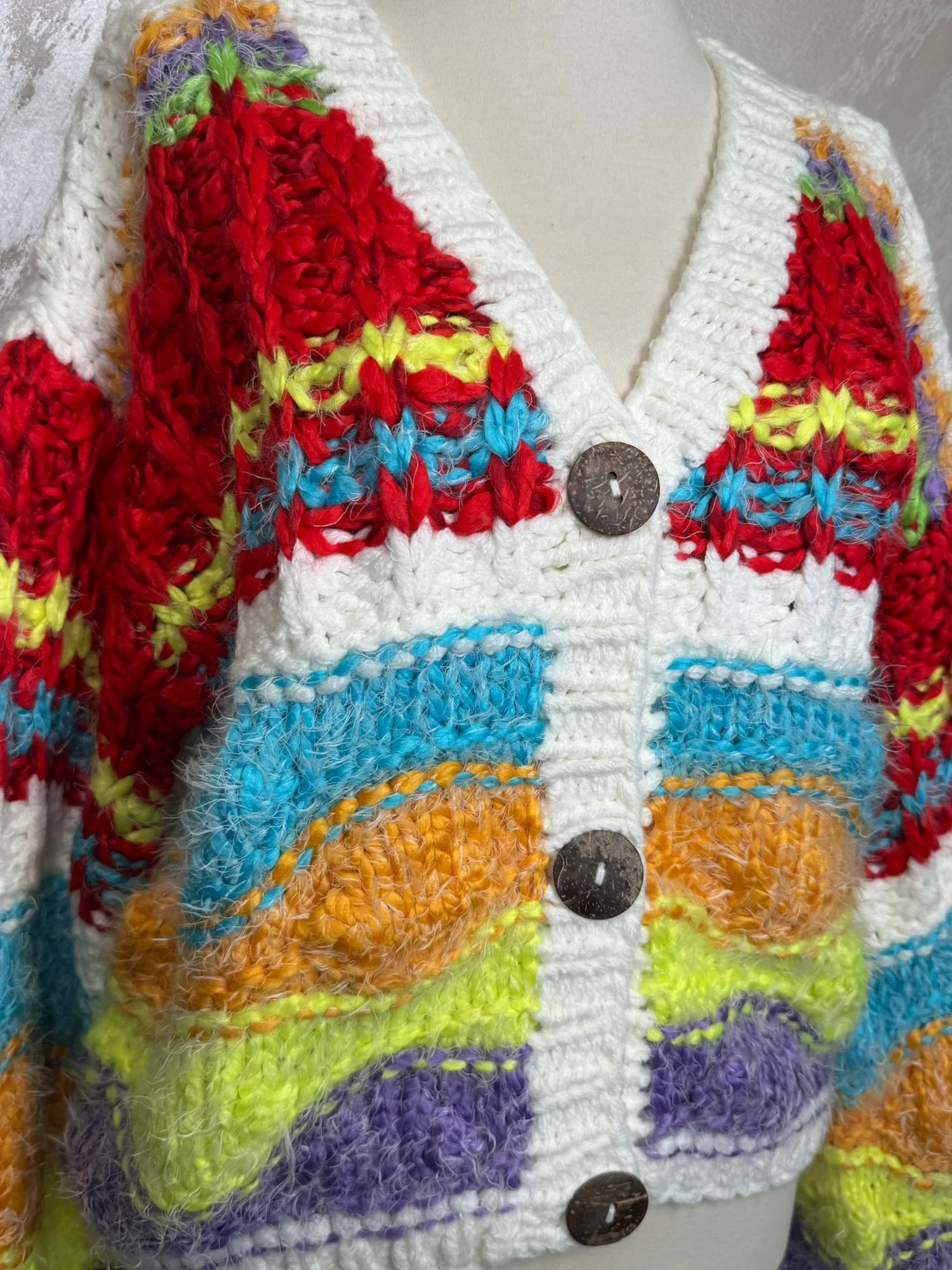 Cardigan damă croșetat manual în Franța, model multicolor statement