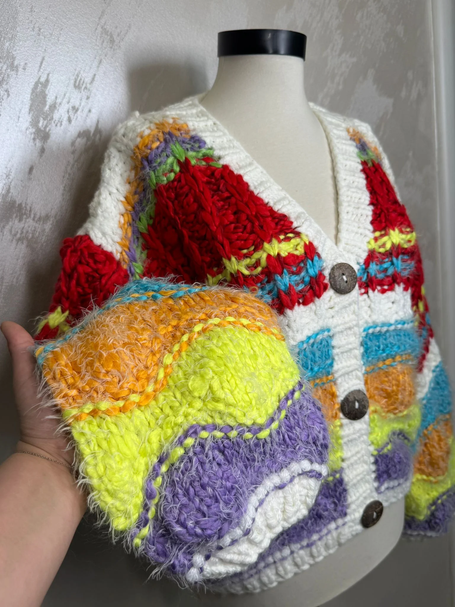 Cardigan damă croșetat manual în Franța, model multicolor statement