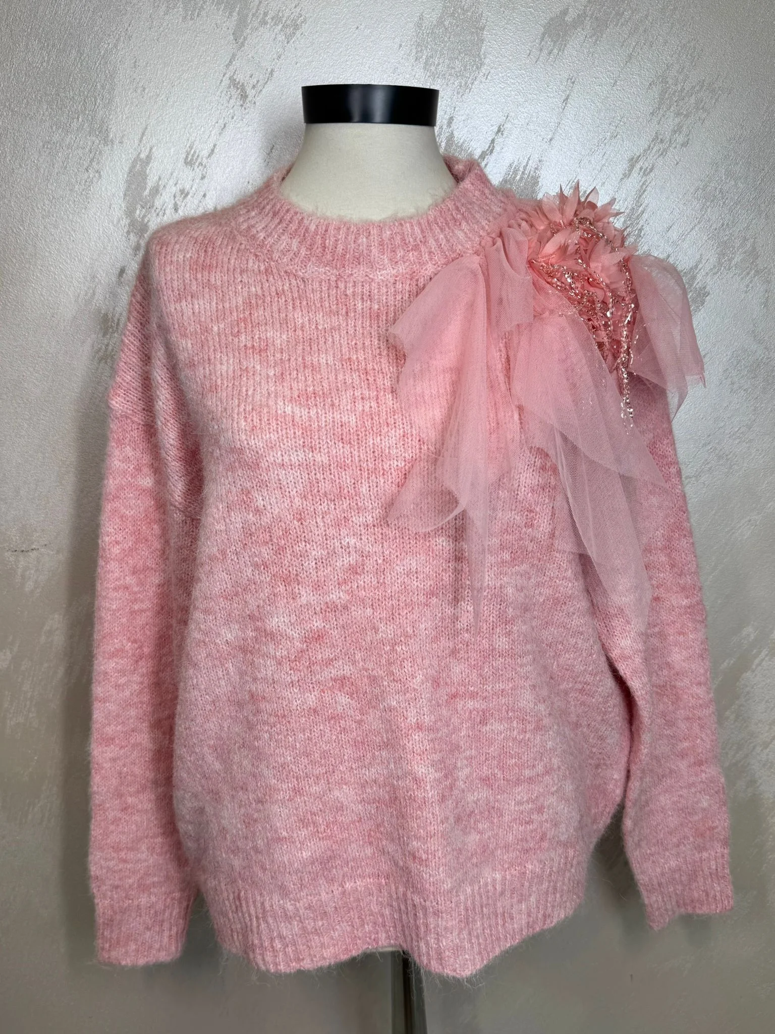 Pulover damă roz cu aplicație decorativă