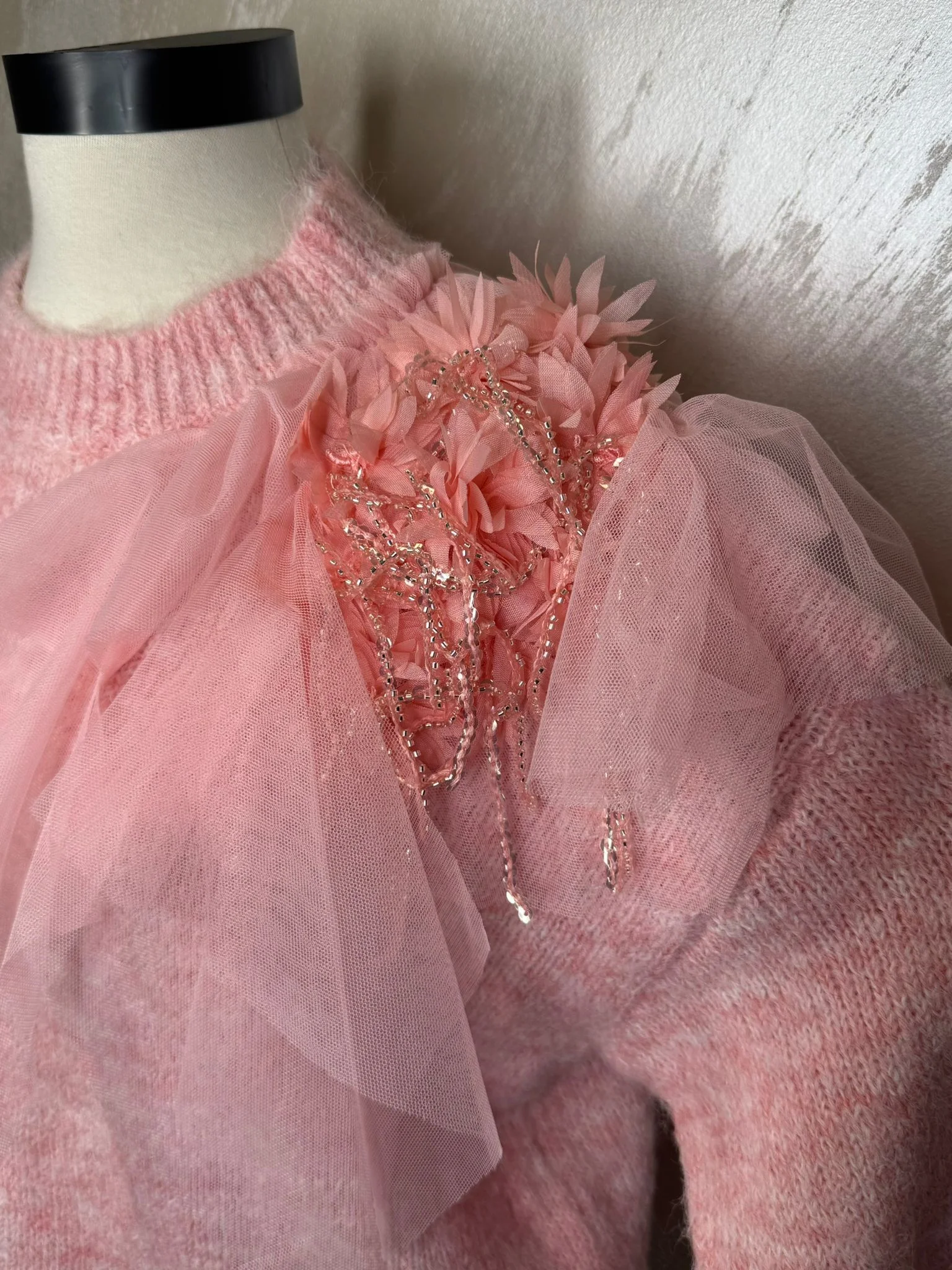 Pulover damă roz cu aplicație decorativă