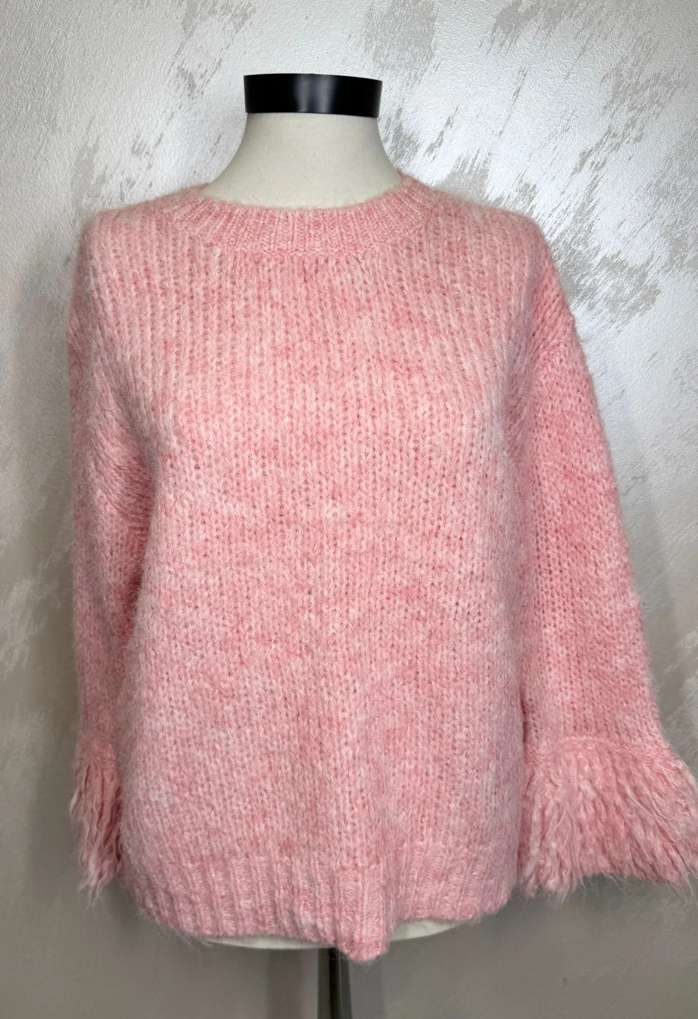 Pulover damă roz pufos cu mâneci decorative